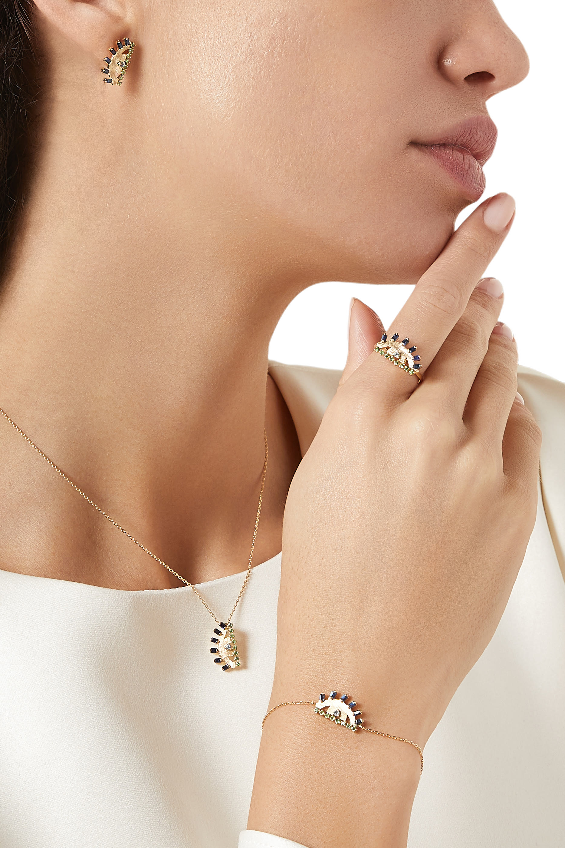 قلادة بدلاية عين مرصعة بالتوباز والزمرد والياقوت، ذهب أصفر عيار 18