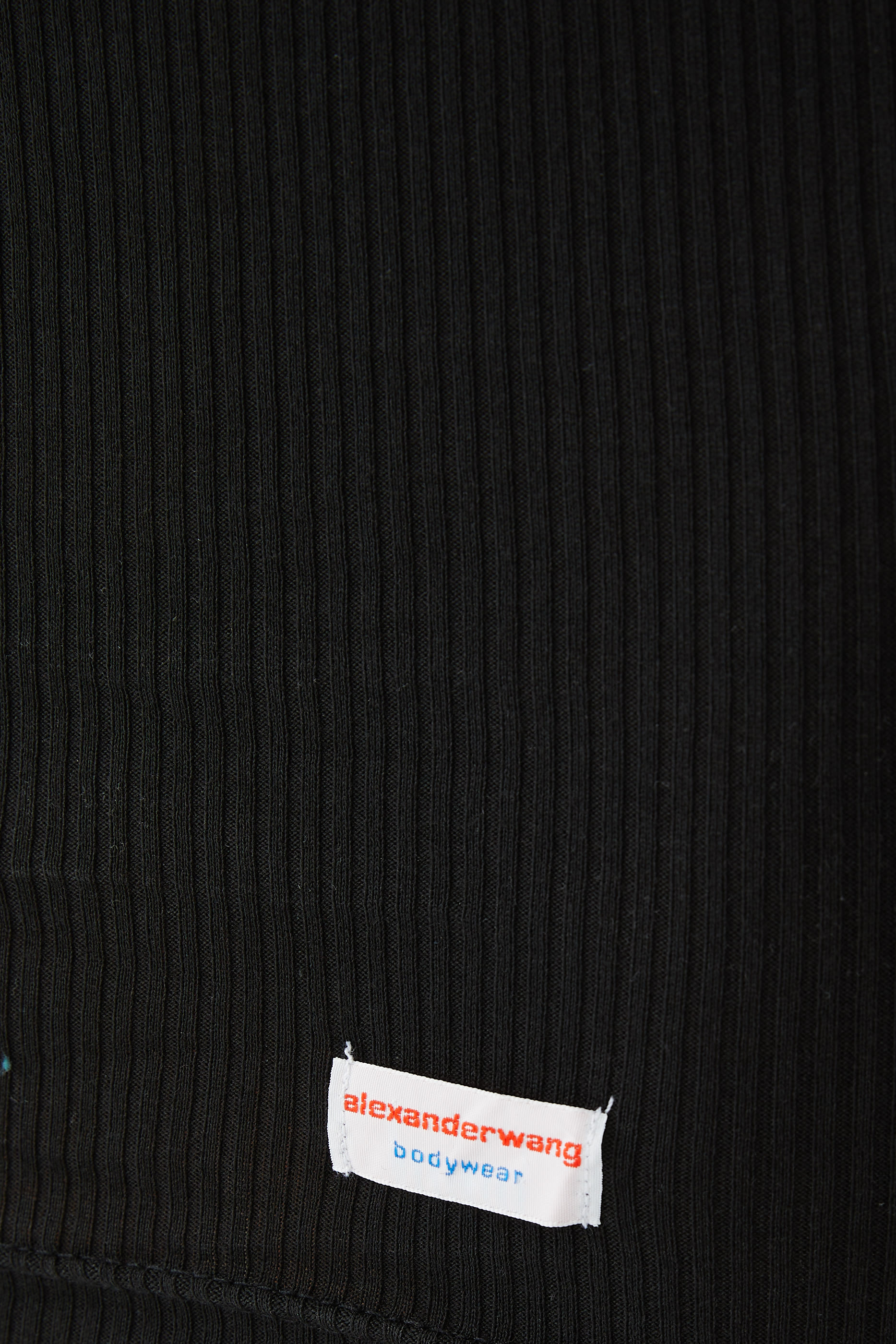 فستان بأكمام قصيرة وياقة ضيقة