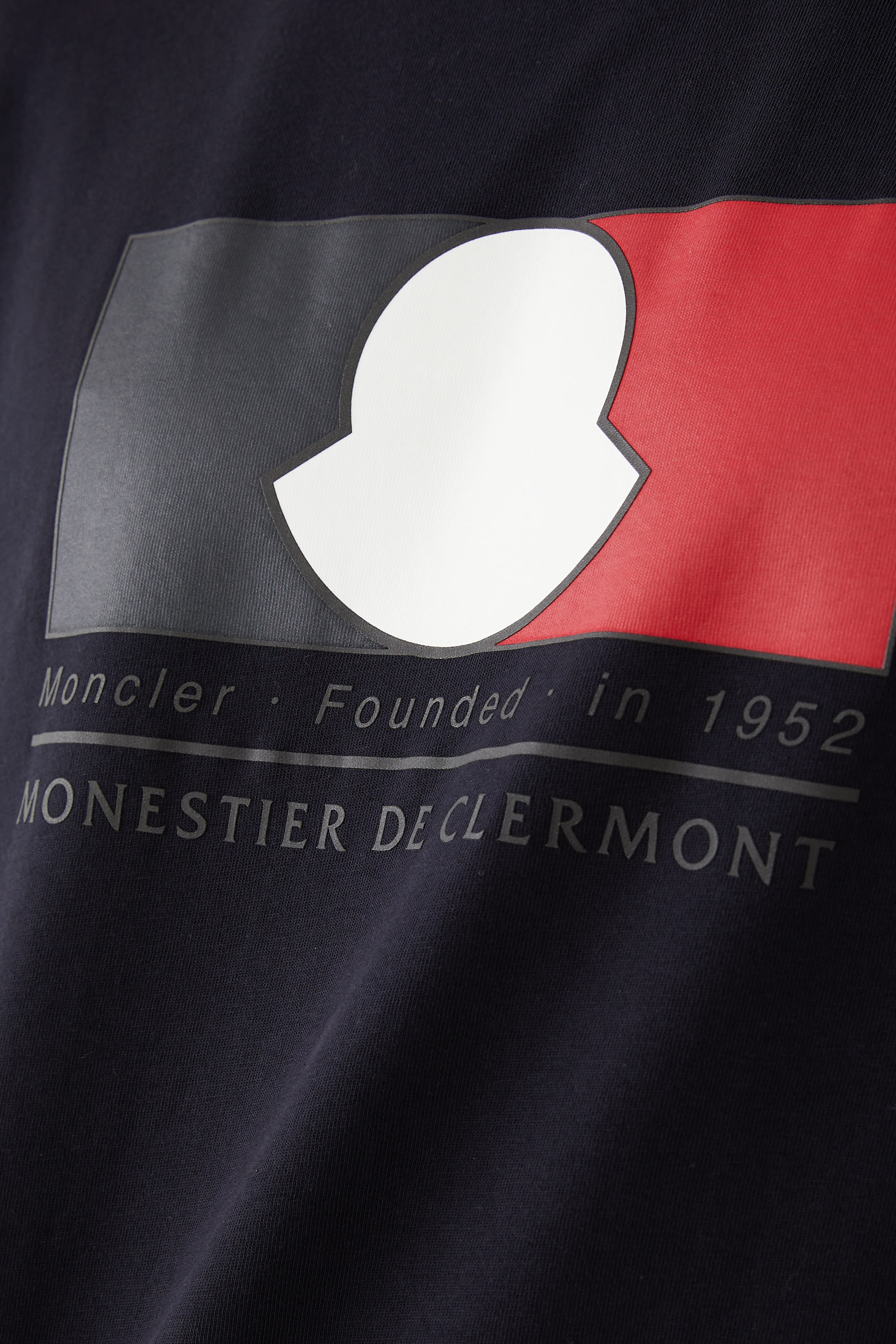 تيشيرت بأكمام قصيرة