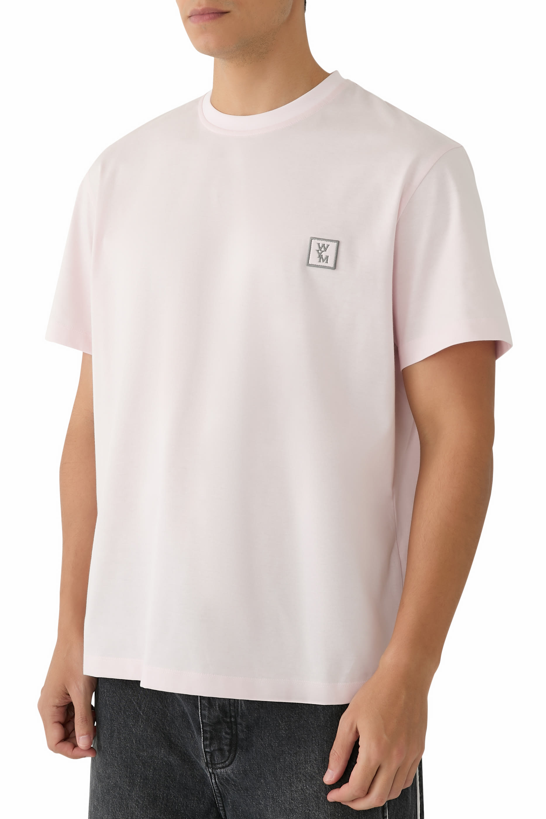 تيشيرت بشعار الماركة على الظهر قطن