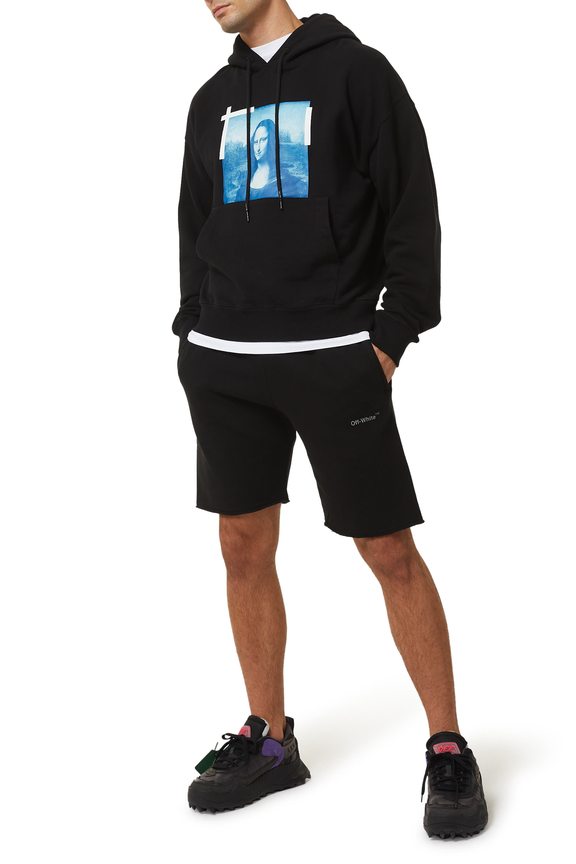 شورت بشعار الأسهم