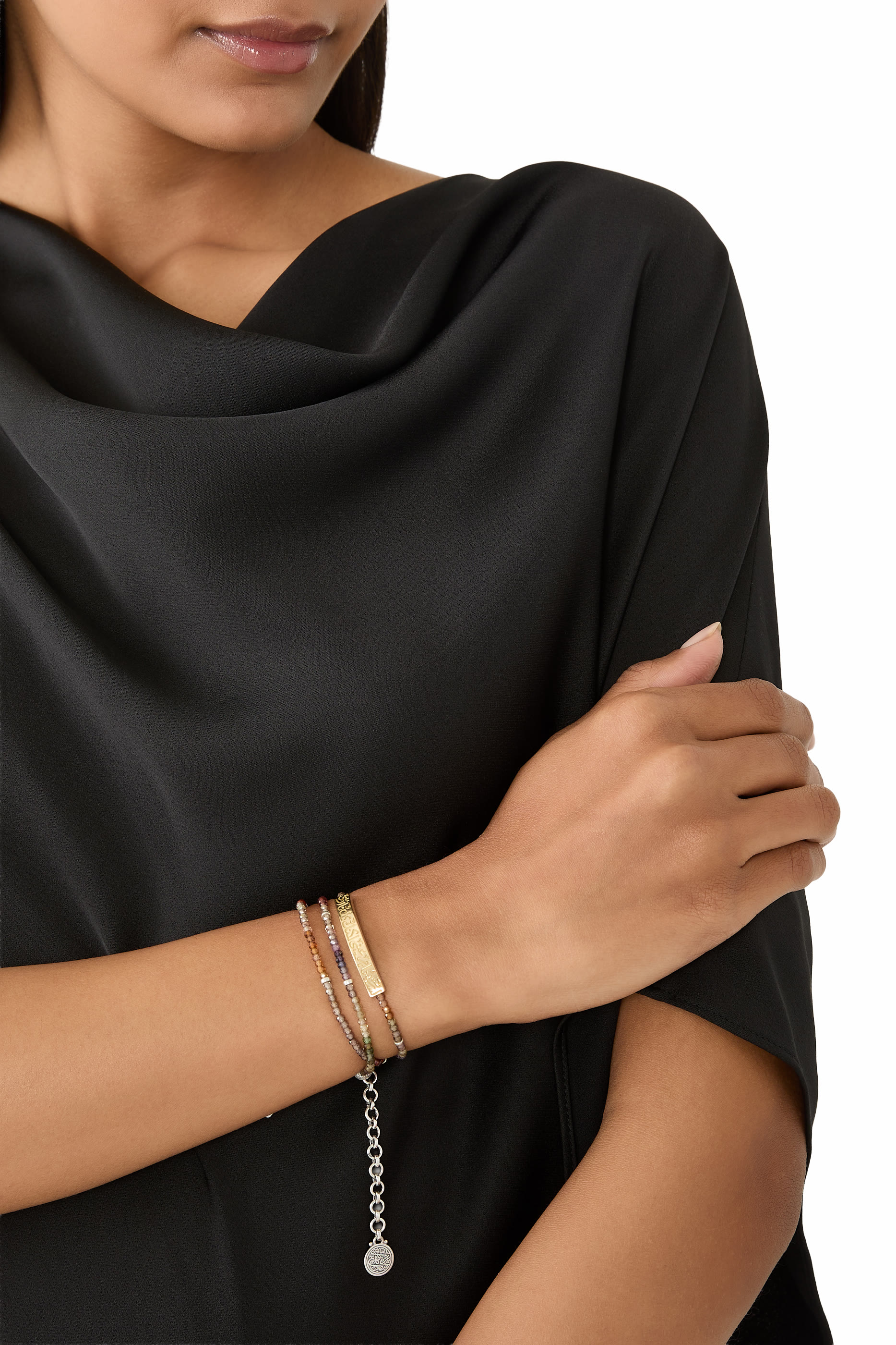 سوار نور أحمد شوقي بخط عربي مزين بخرز ياقوت أزرق، فضة إسترلينية وذهب أصفر عيار 18