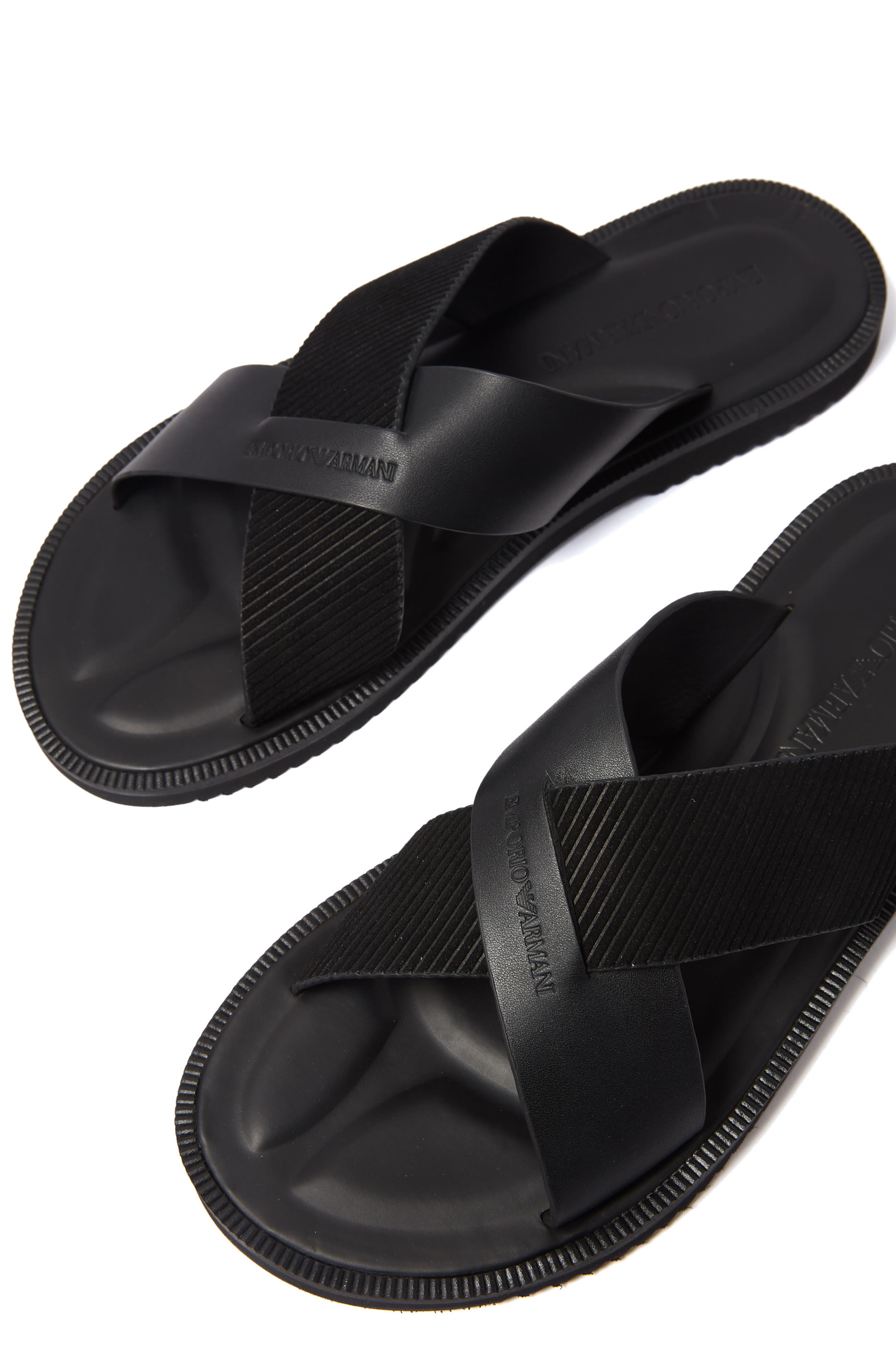 صندل بسيور متقاطعة وشعار الماركة جلد