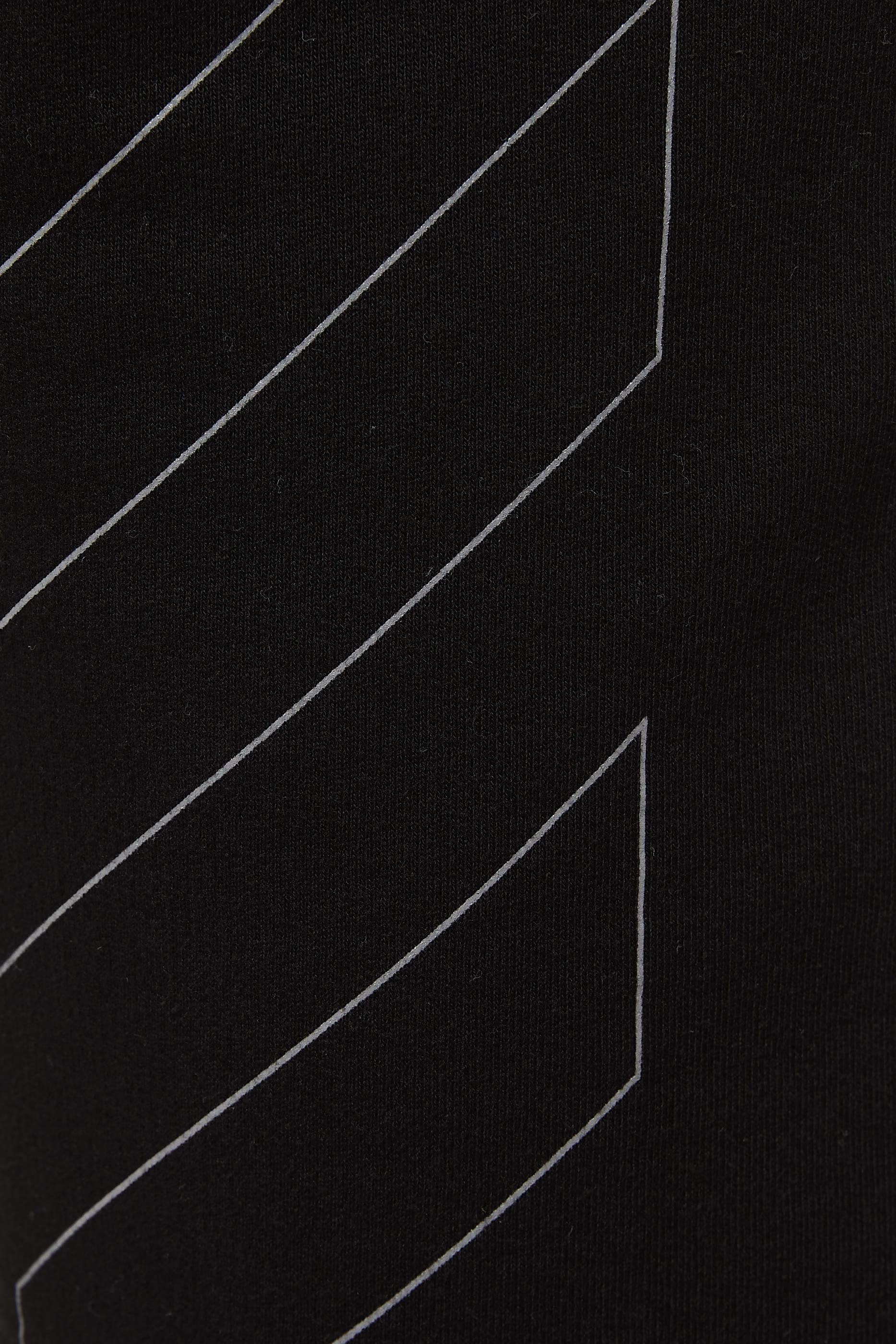 شورت بشعار الأسهم