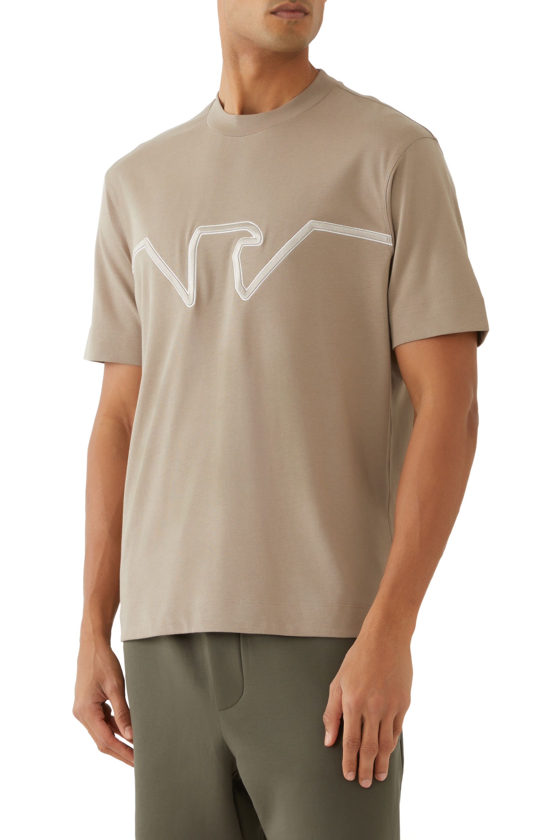 تيشيرت بشعار الماركة بحجم كبير