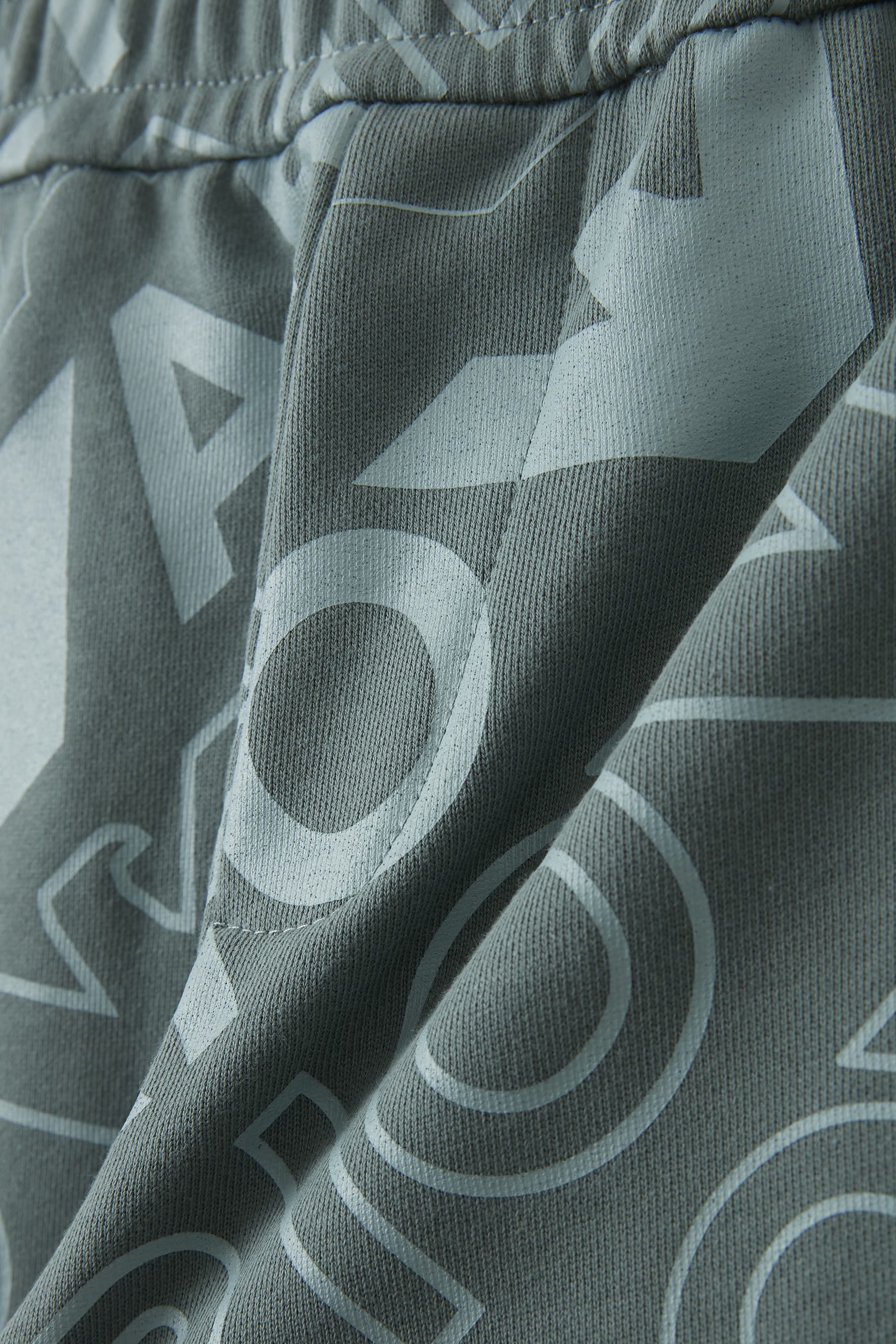 شورت بخصر مطاطي وشعار الماركة للأطفال