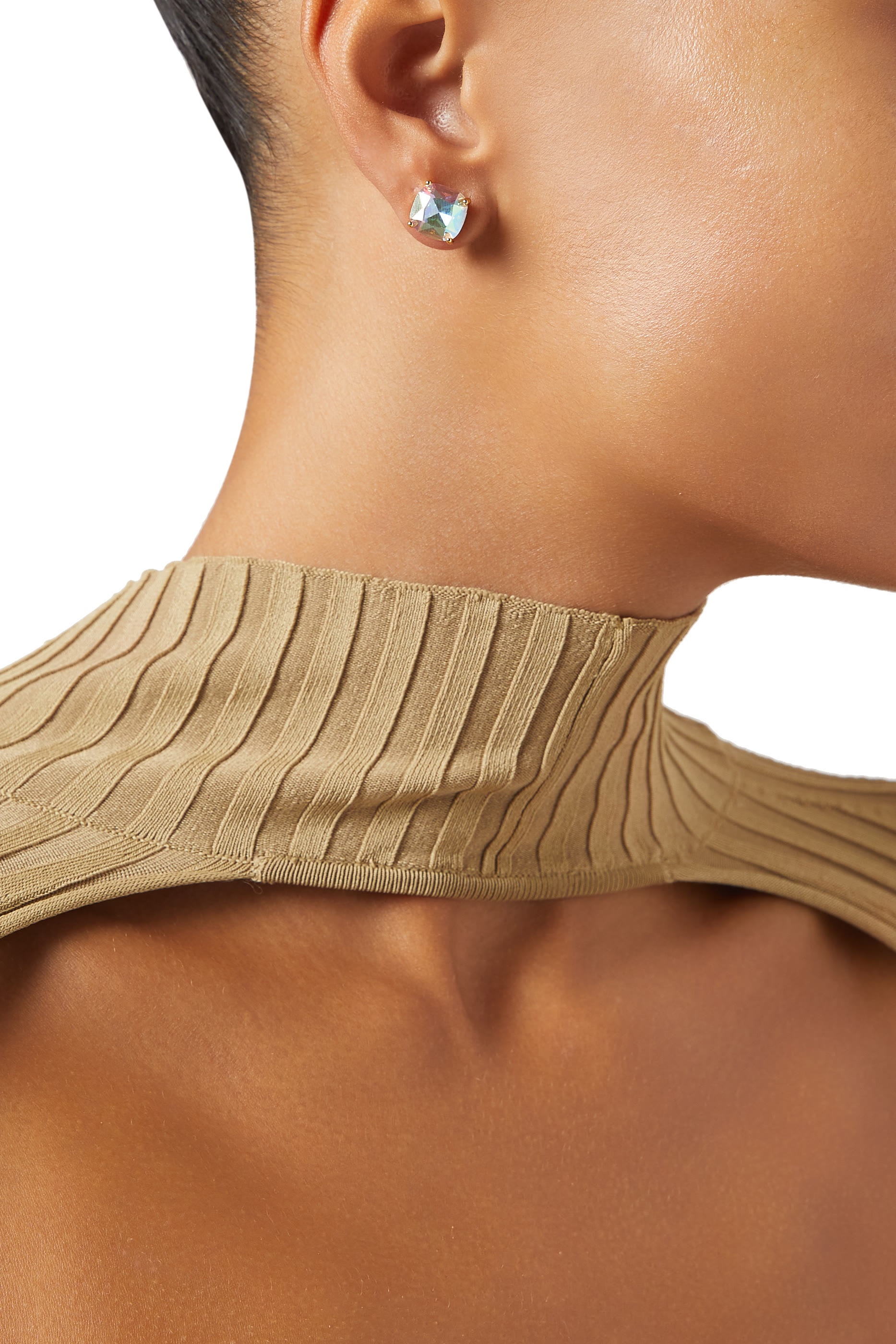 أقراط صغيرة مربعة