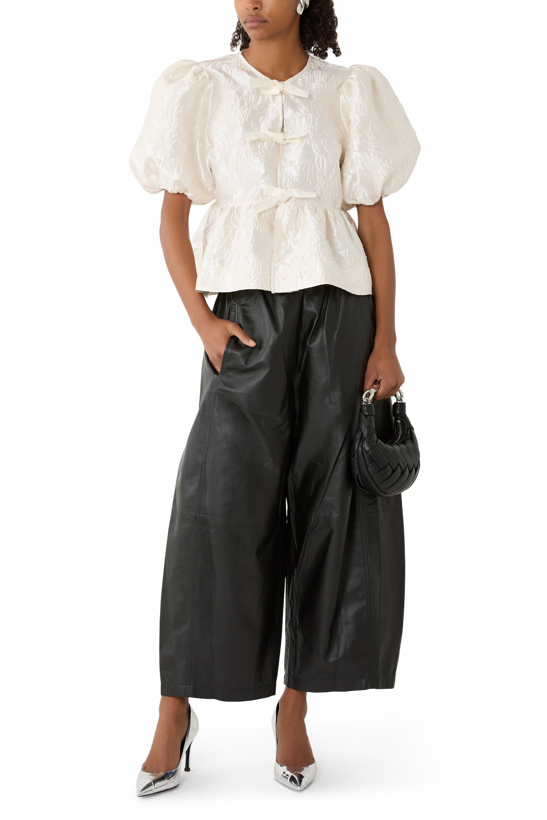 بلوزة بربطات وحافة جرس ستان