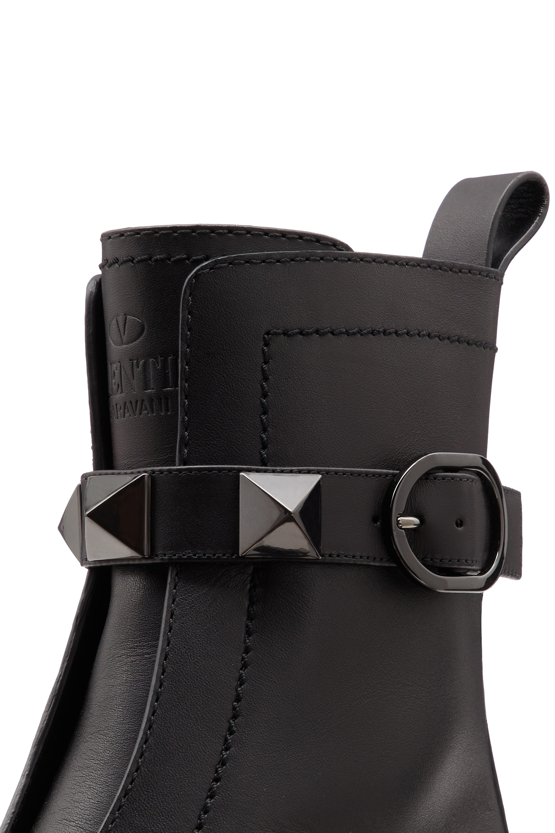 حذاء بوت فالنتينو غارافاني رومان مرصع بحلي هرمية