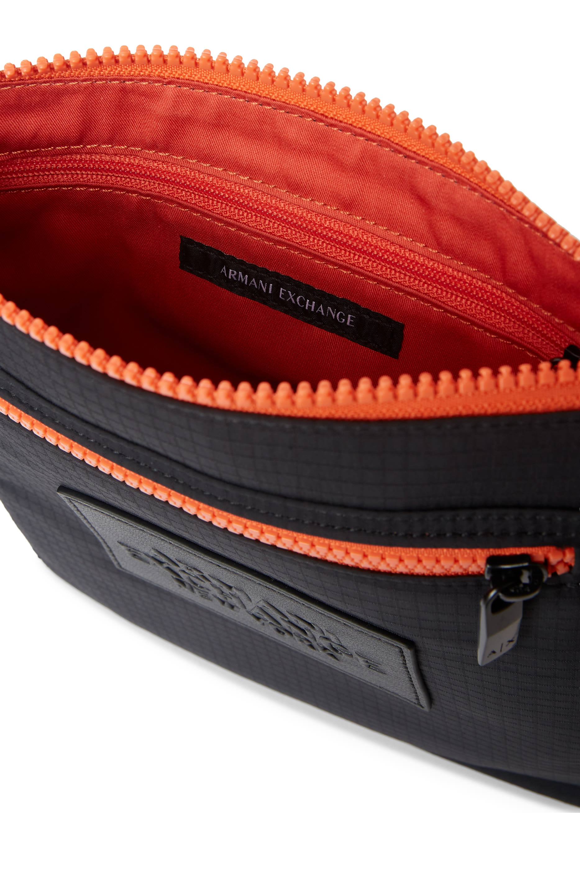 حقيبة كروس بودي بشعار الماركة قماش معالج