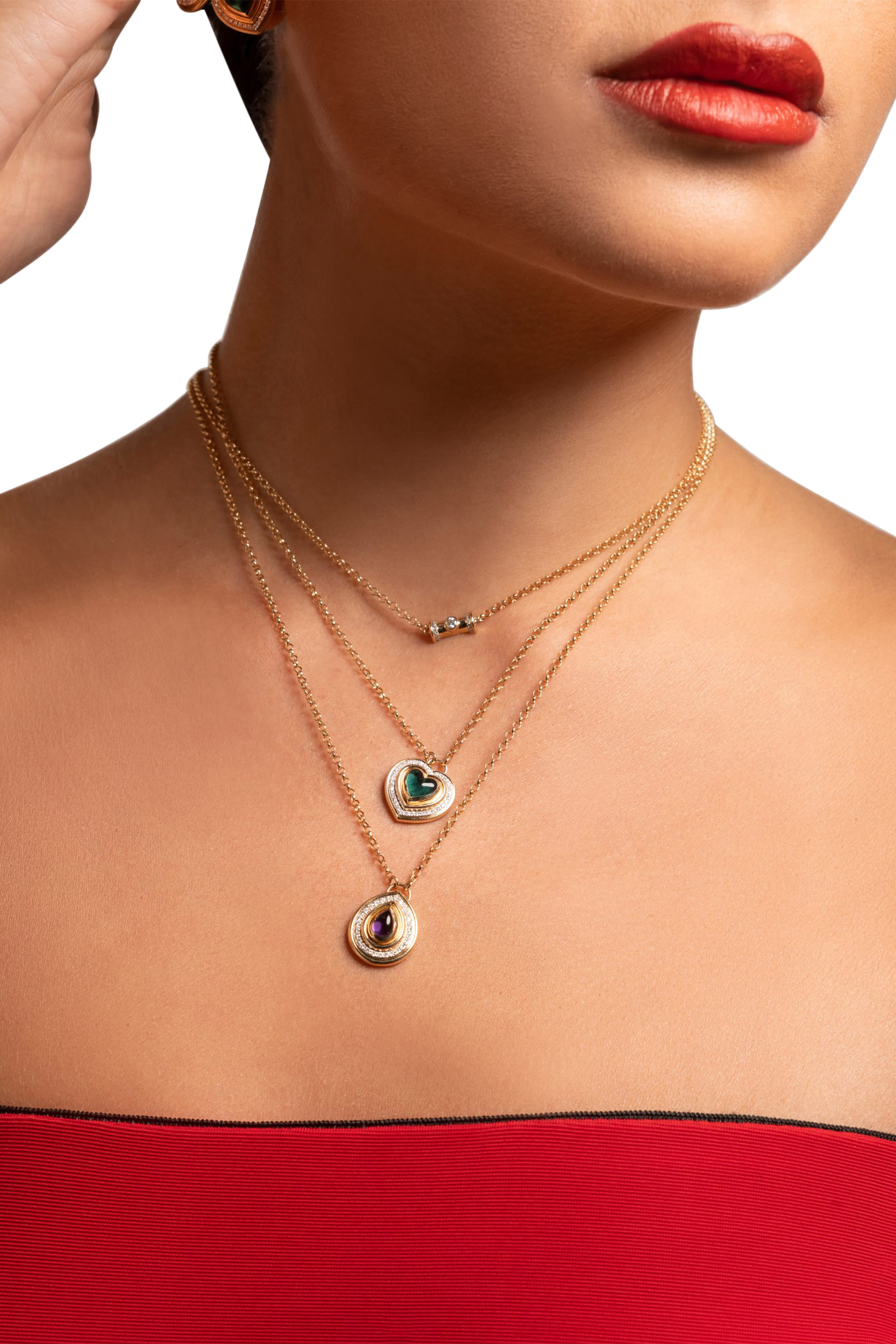 قلادة ميميت بدلاية مرصعة بالماس الأبيض والجمشت ذهب أصفر عيار 18