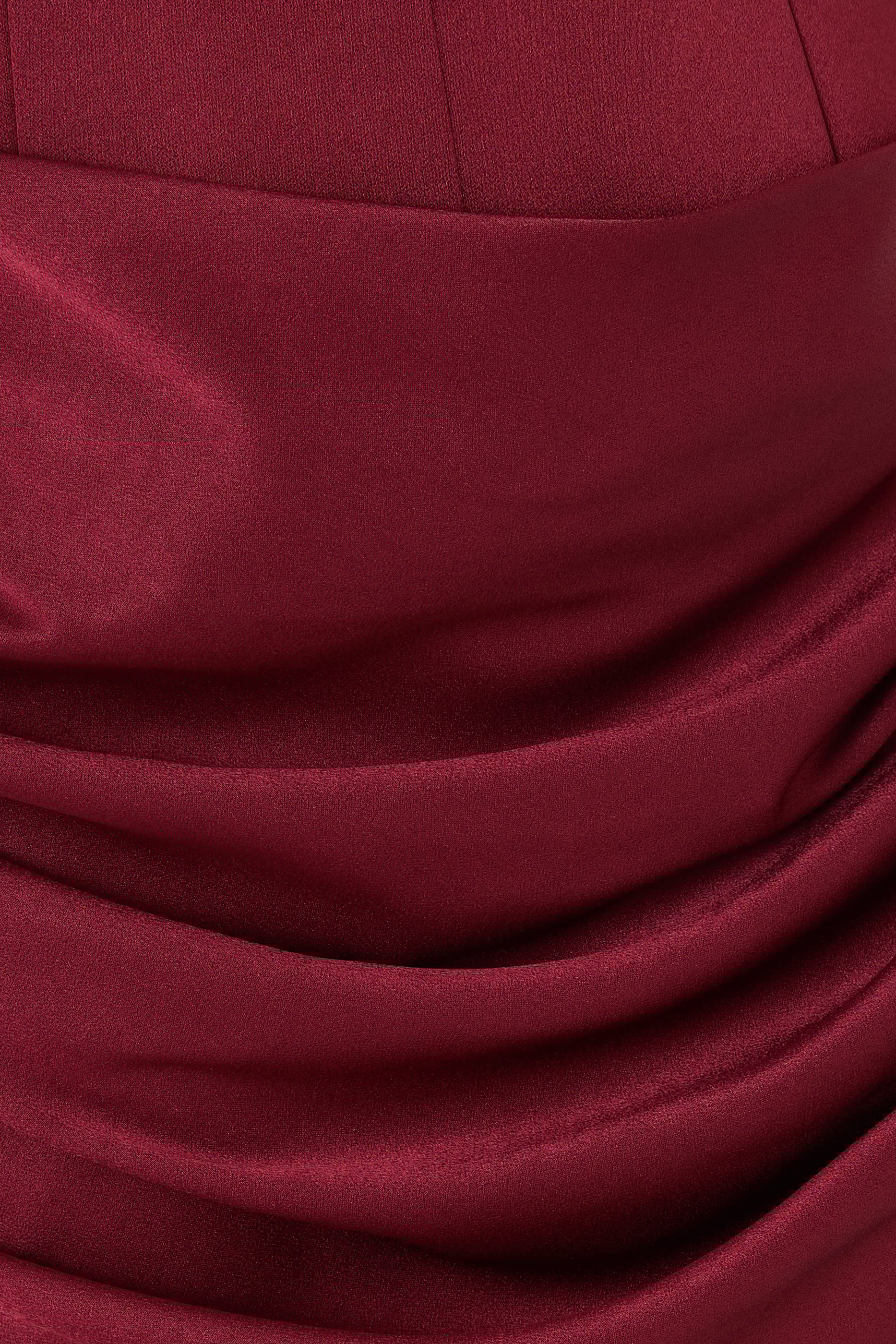 فستان سهرة بقصة مستقيمة طويلة بياقة قلب وتفاصيل درابيه