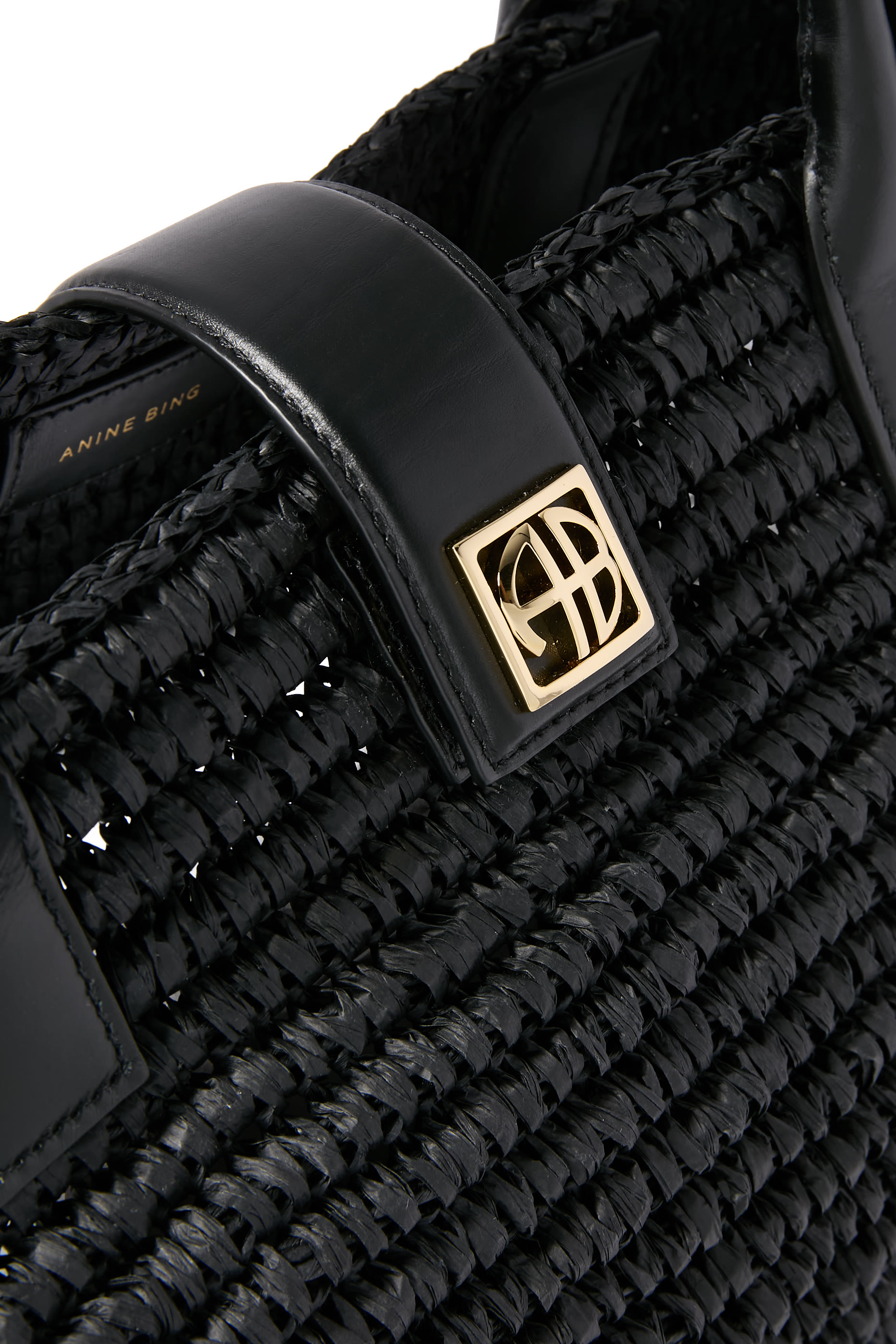 حقيبة يد لو مزينة بحروف شعار الماركة