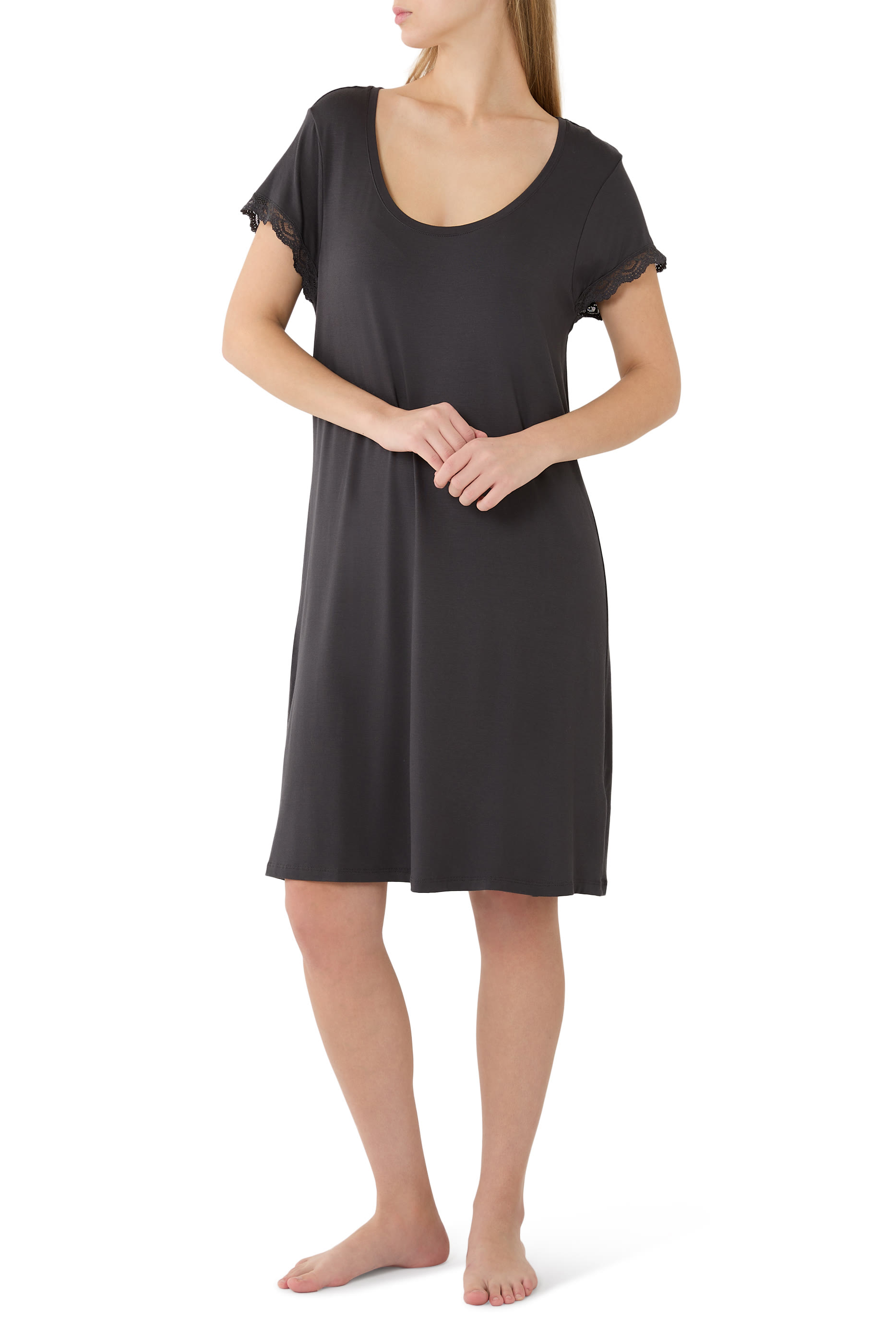 قميص نوم بياقة عميقة وحواف دانتيل جيرسيه 