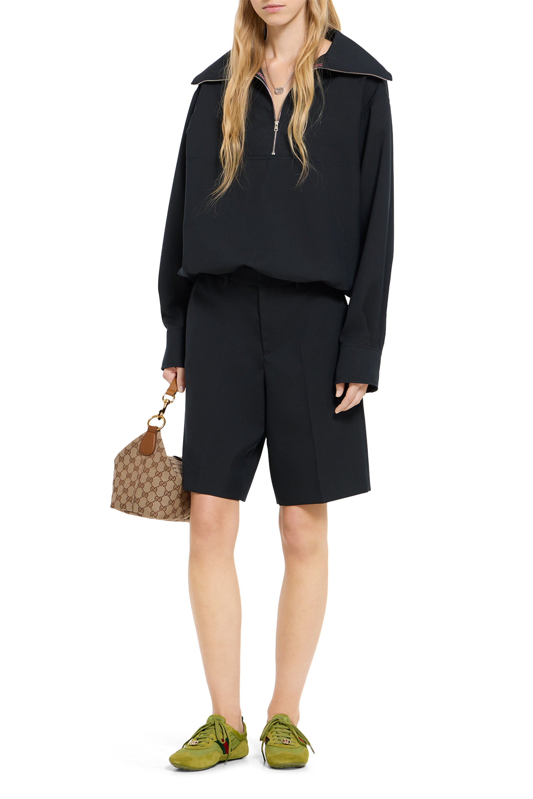 كنزة بتفاصيل شعار الماركة صوف