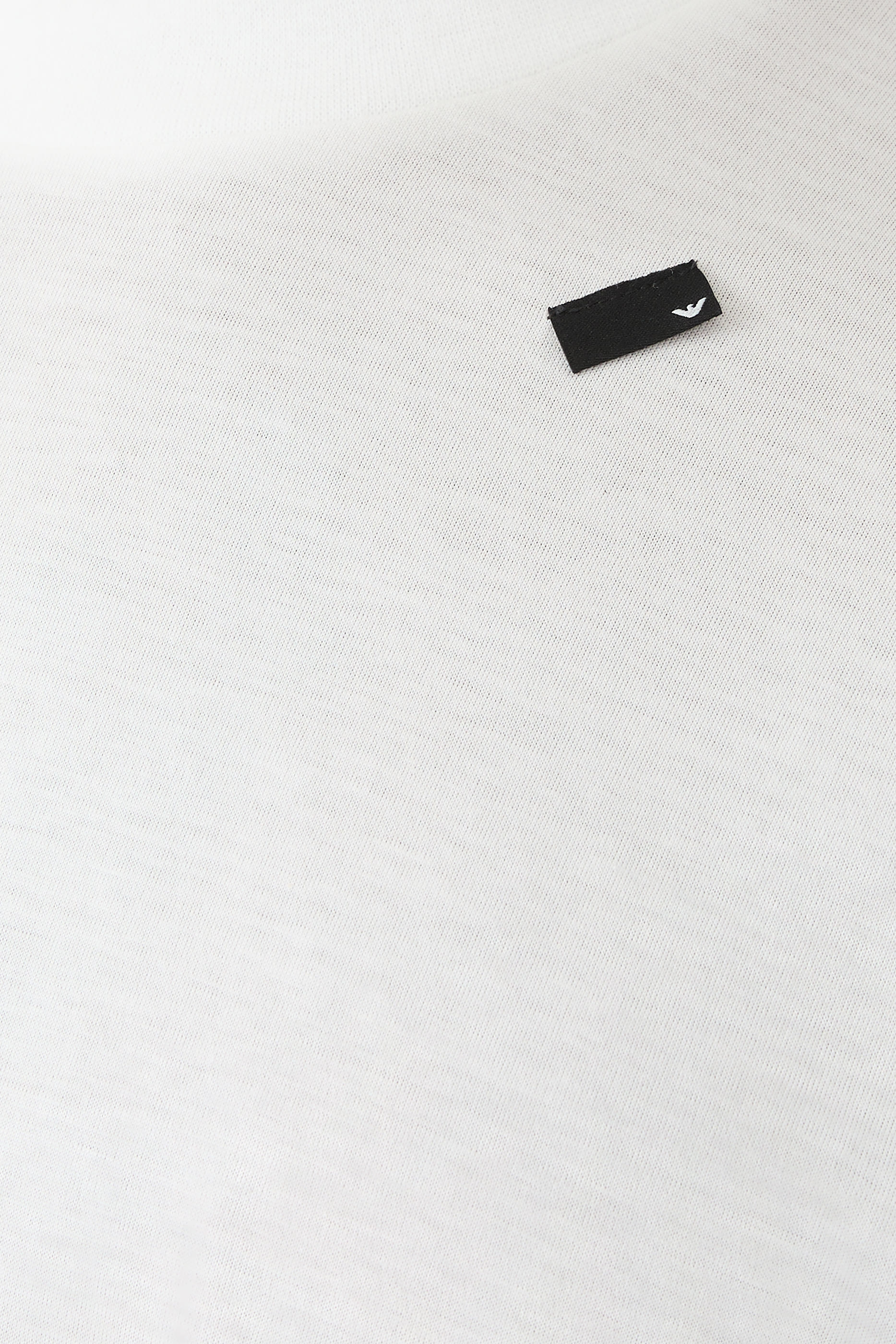 تيشيرت بقصة واسعة ورقعة شعار الماركة صغيرة