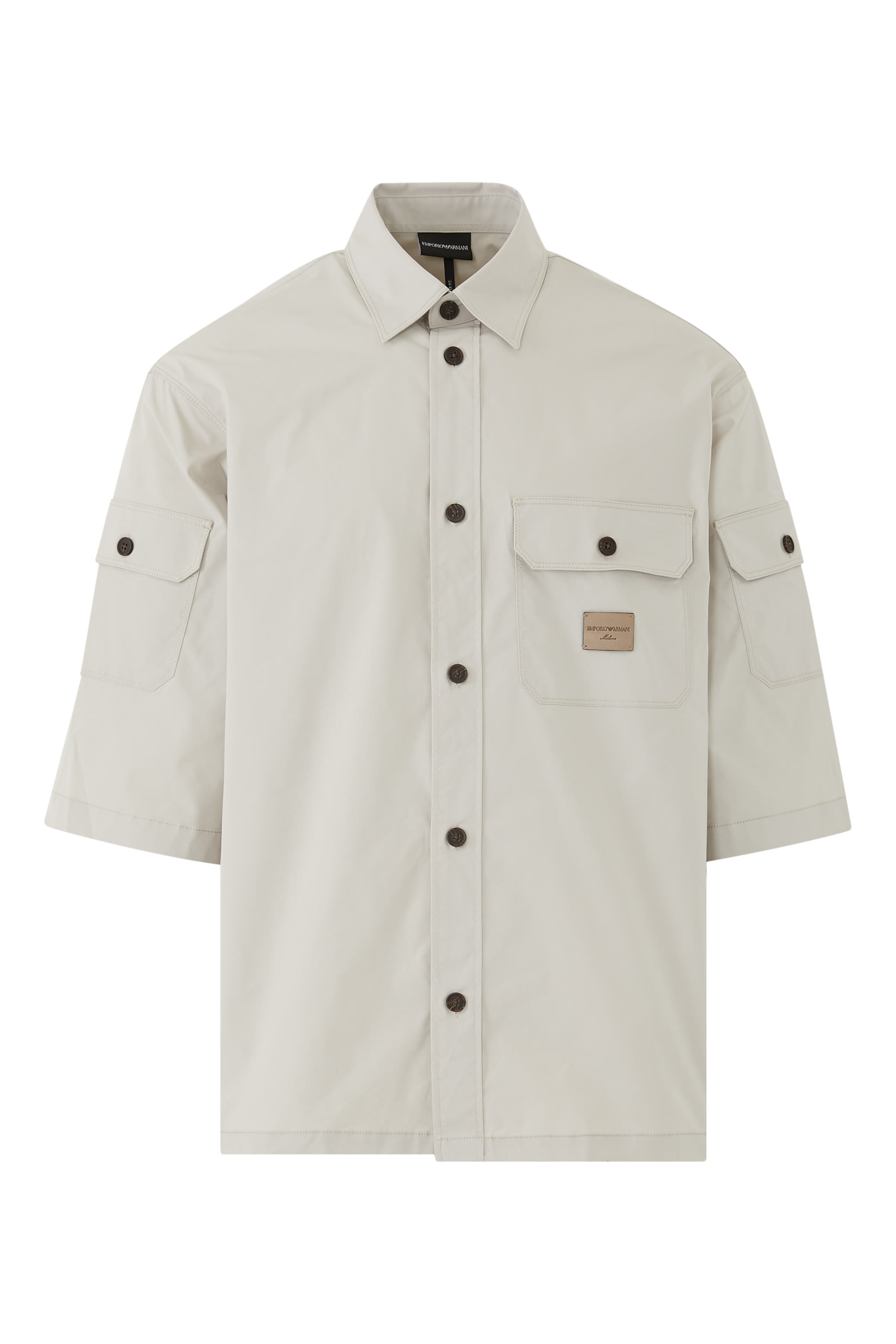 قميص بأكمام قصيرة ورقعة شعار الماركة