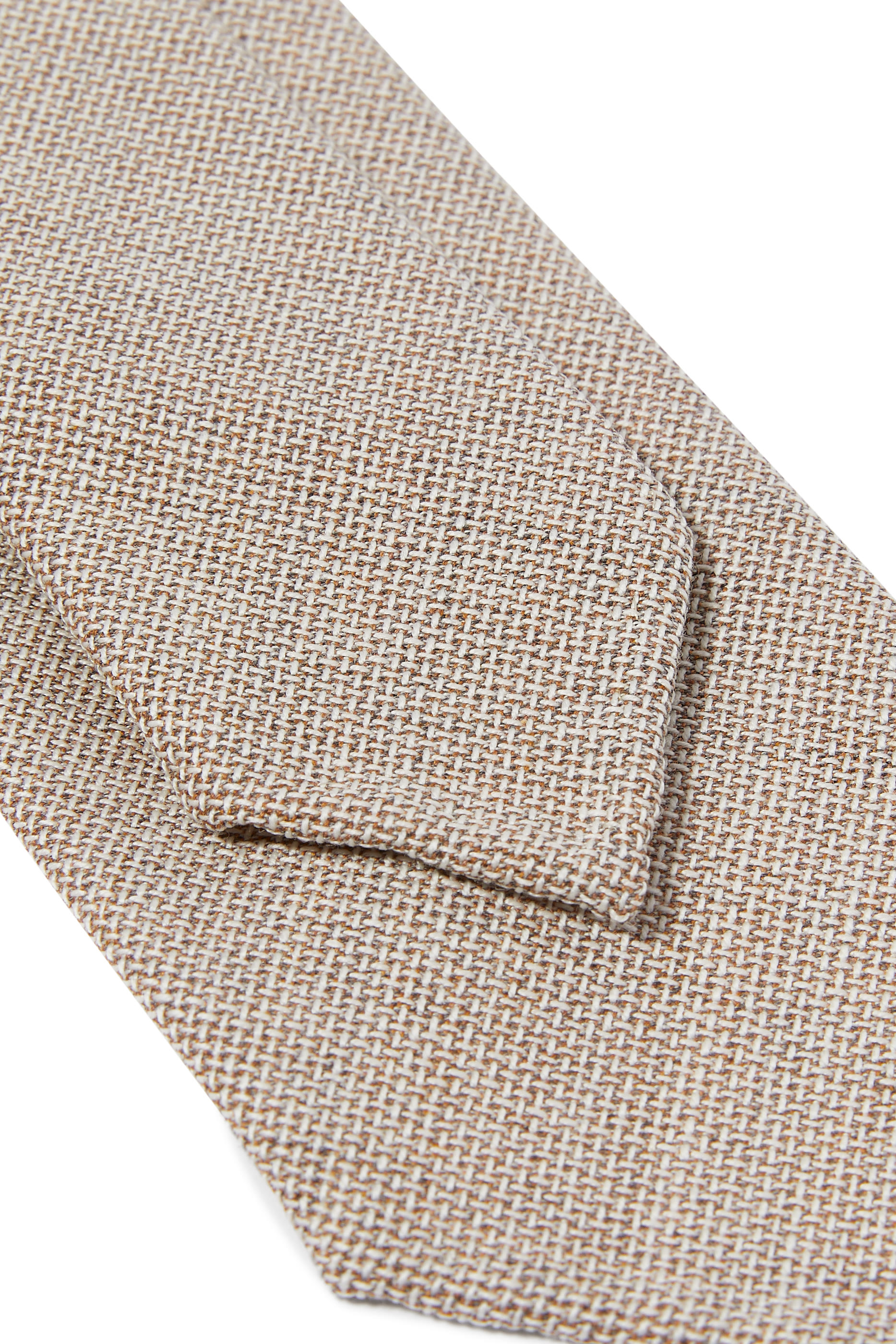 ربطة عنق بشعار الماركة