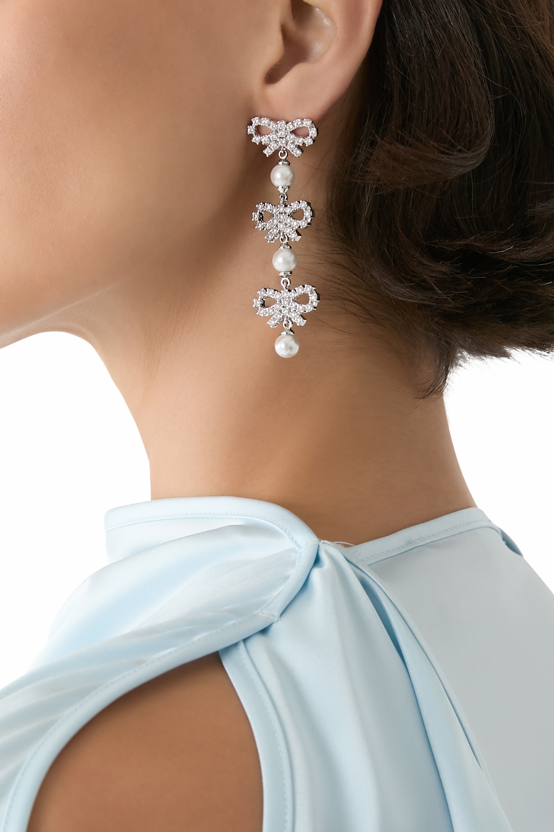 أقراط بتصميم متدرج بفيونكة صغيرة مرصعة بكريستال