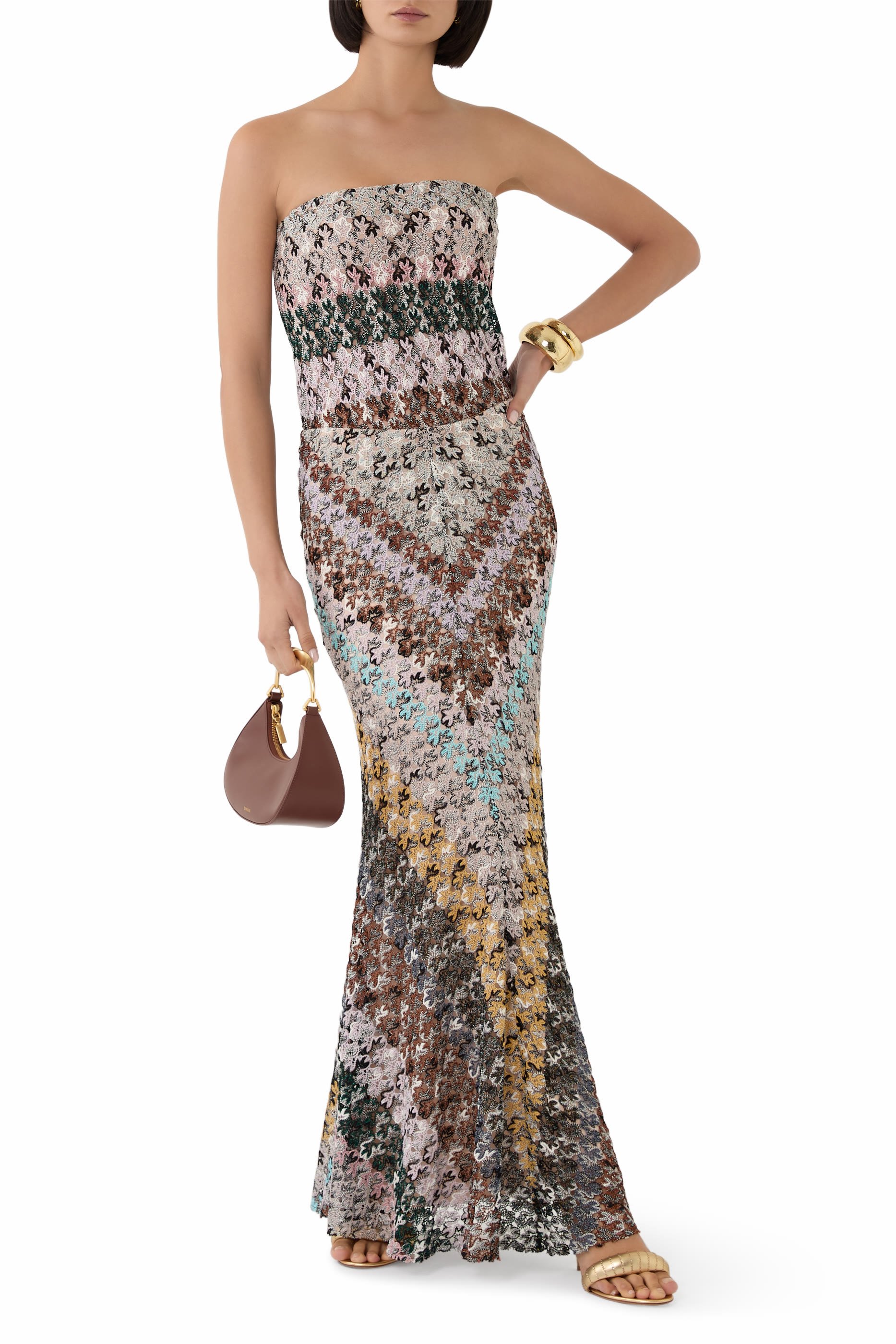 تنورة بقصة طويلة واسعة دانتيل