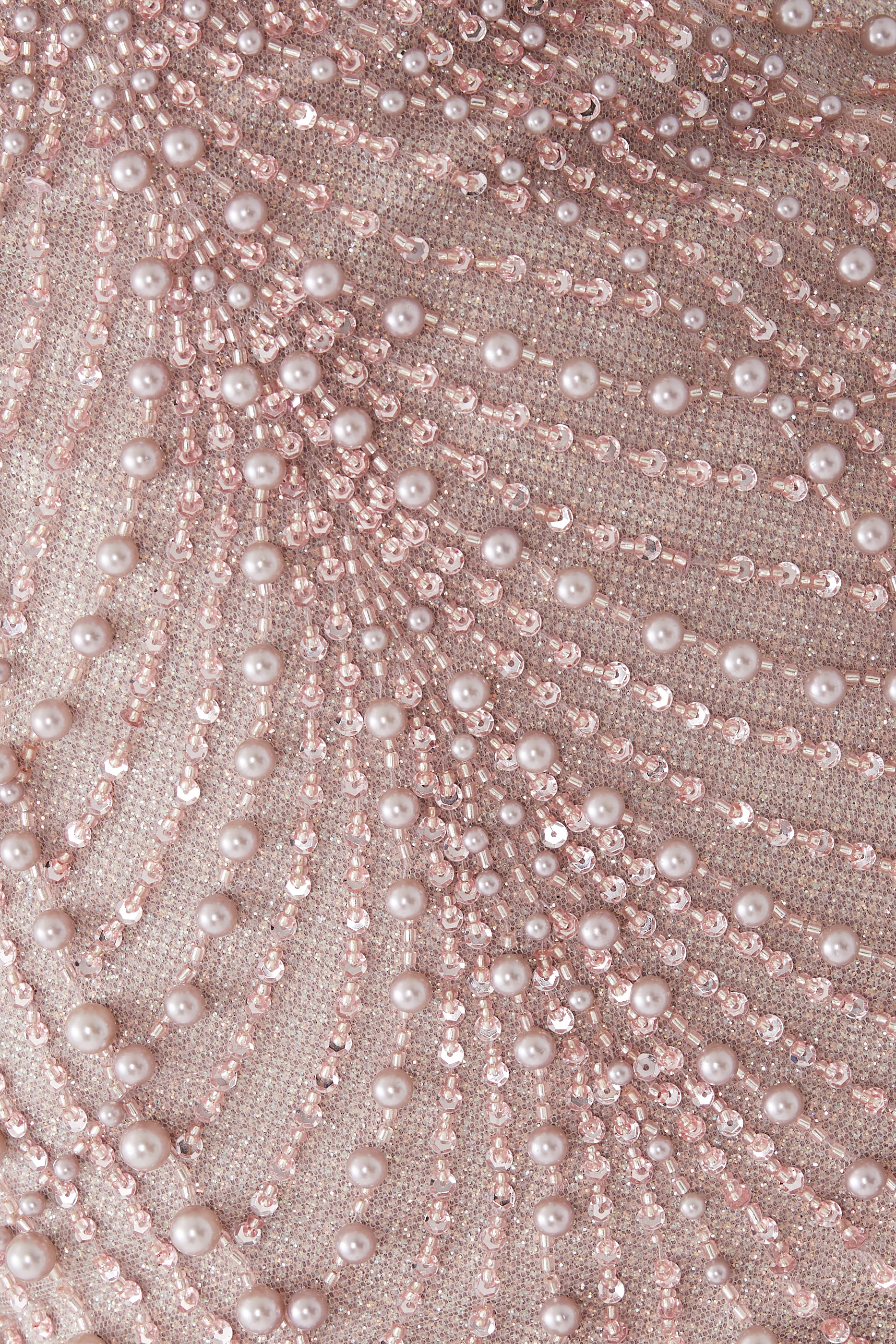 فستان سهرة بأكتاف متساقطة وتطريزات