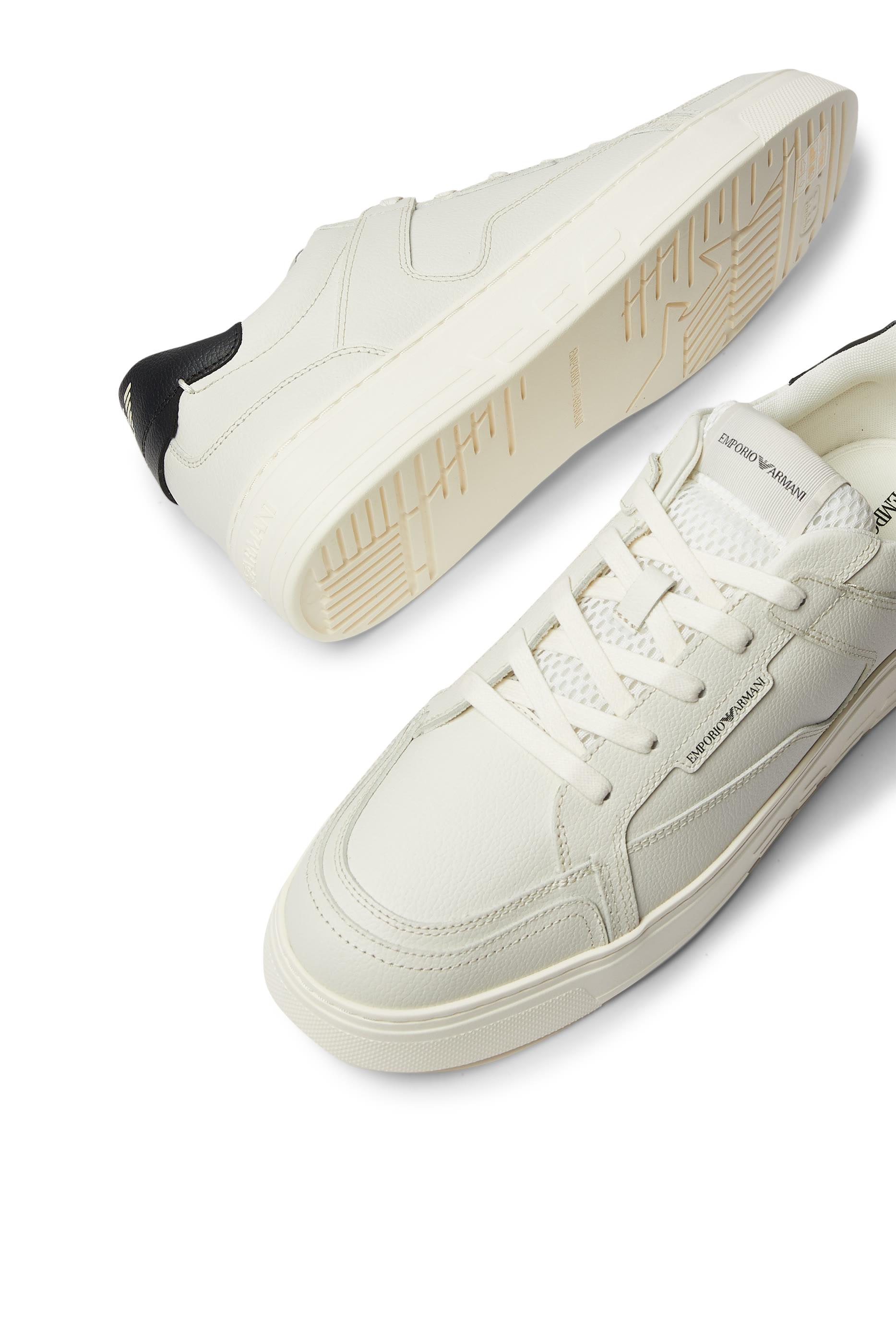 سنيكرز جلد بارز الملمس