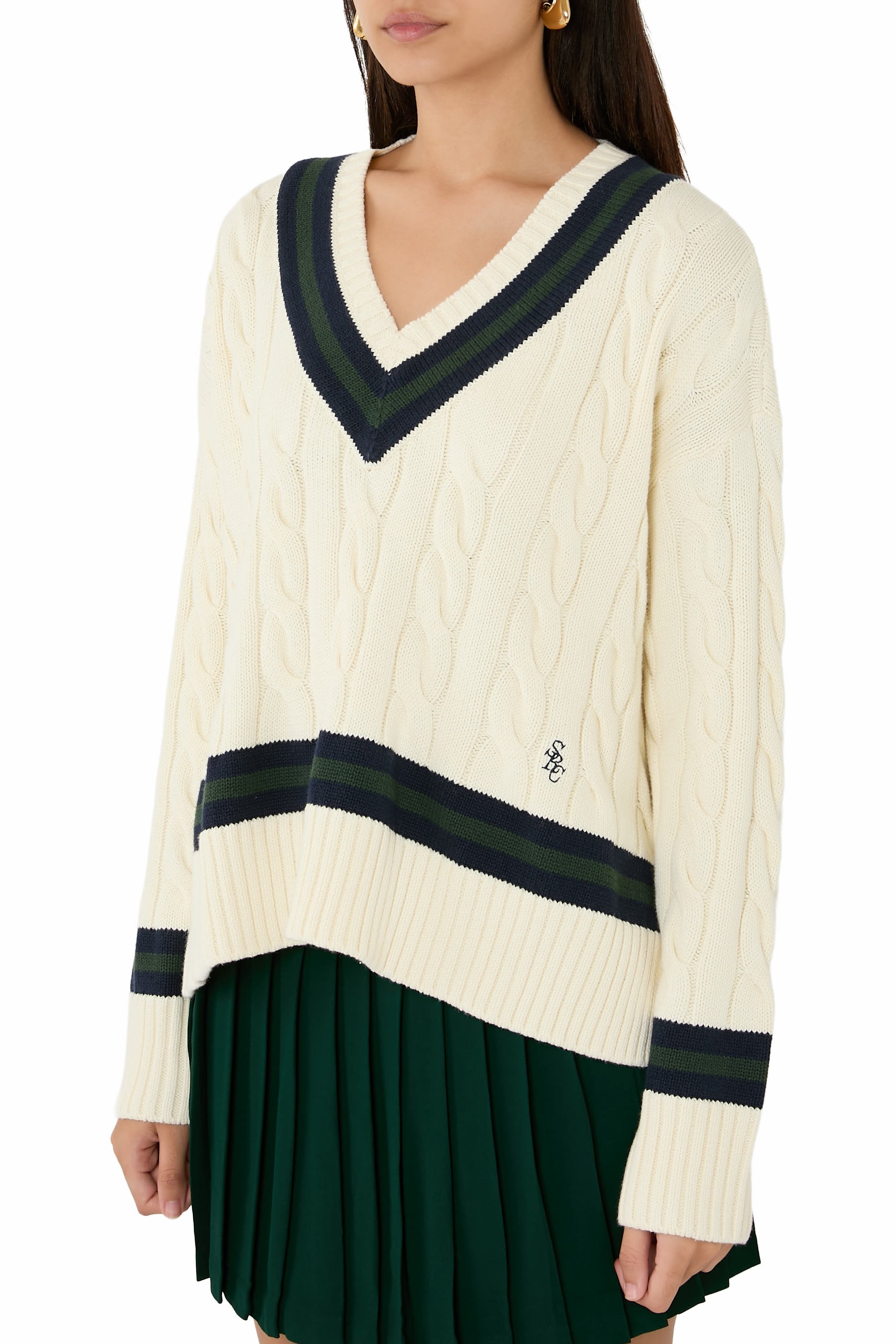 كنزة بغرزة الضفيرة، ياقة V وشعار الماركة