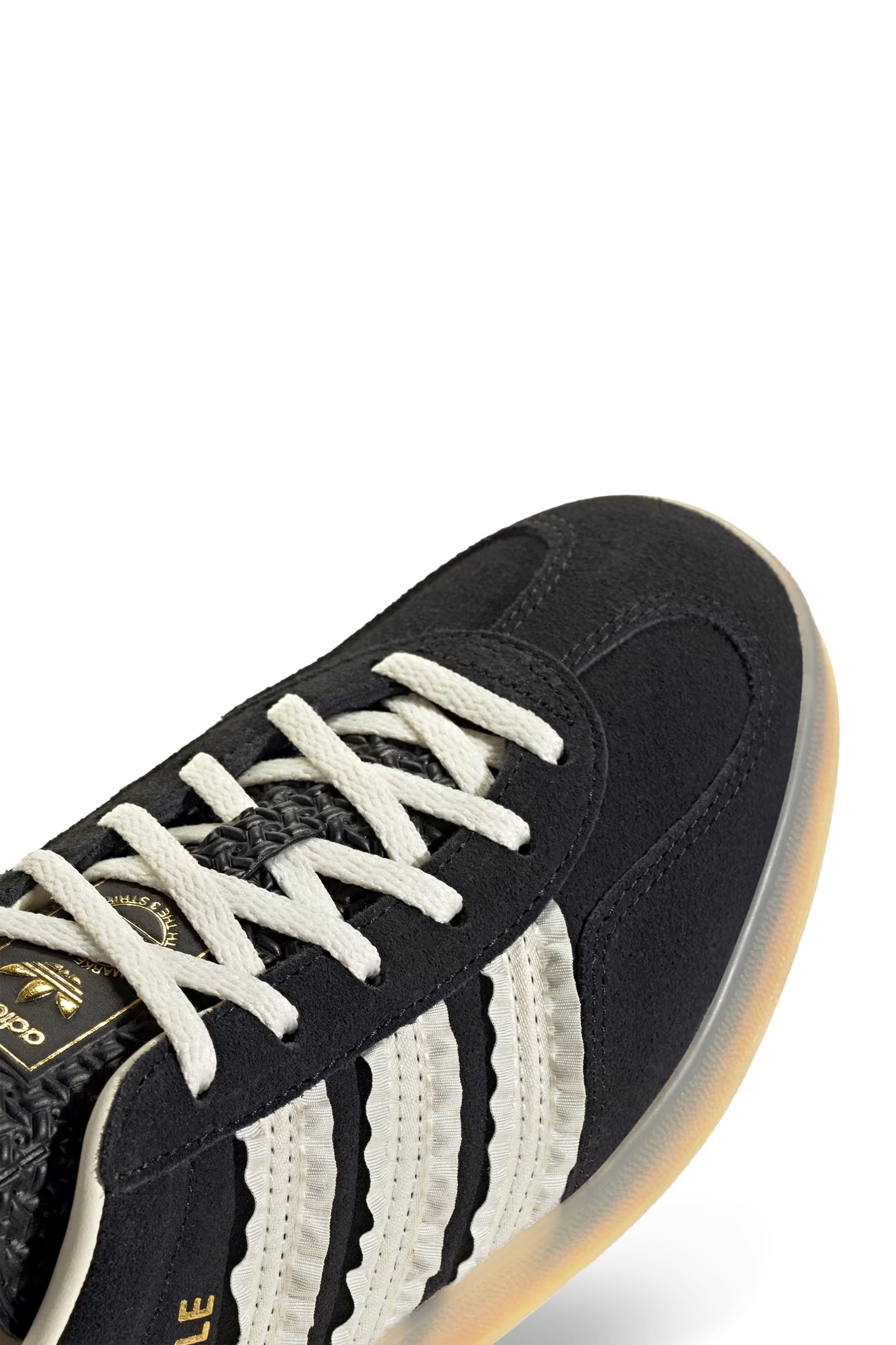 سنيكرز جازيل اندور