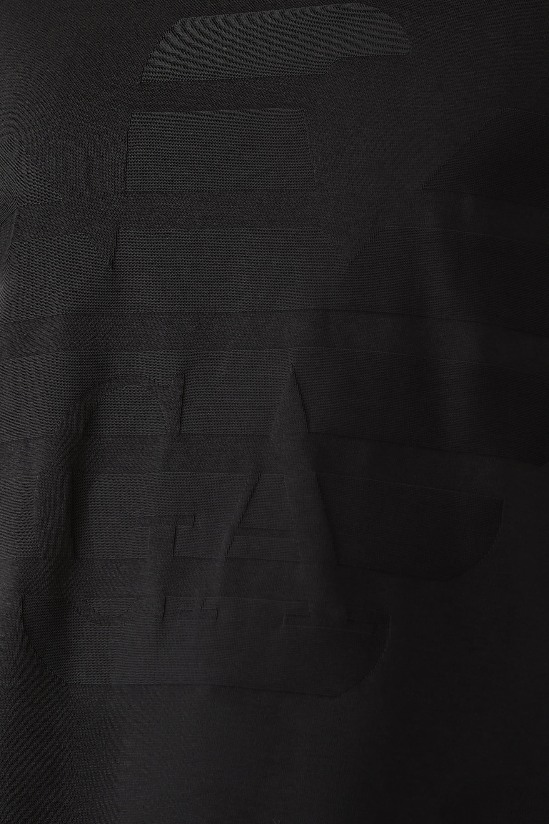 تيشيرت بأكمام قصيرة