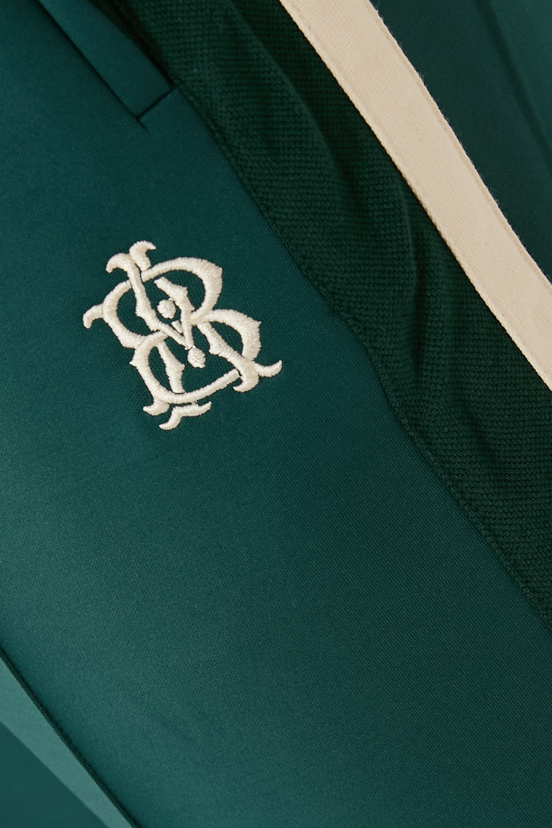 بنطال رياضي بحروف شعار الماركة