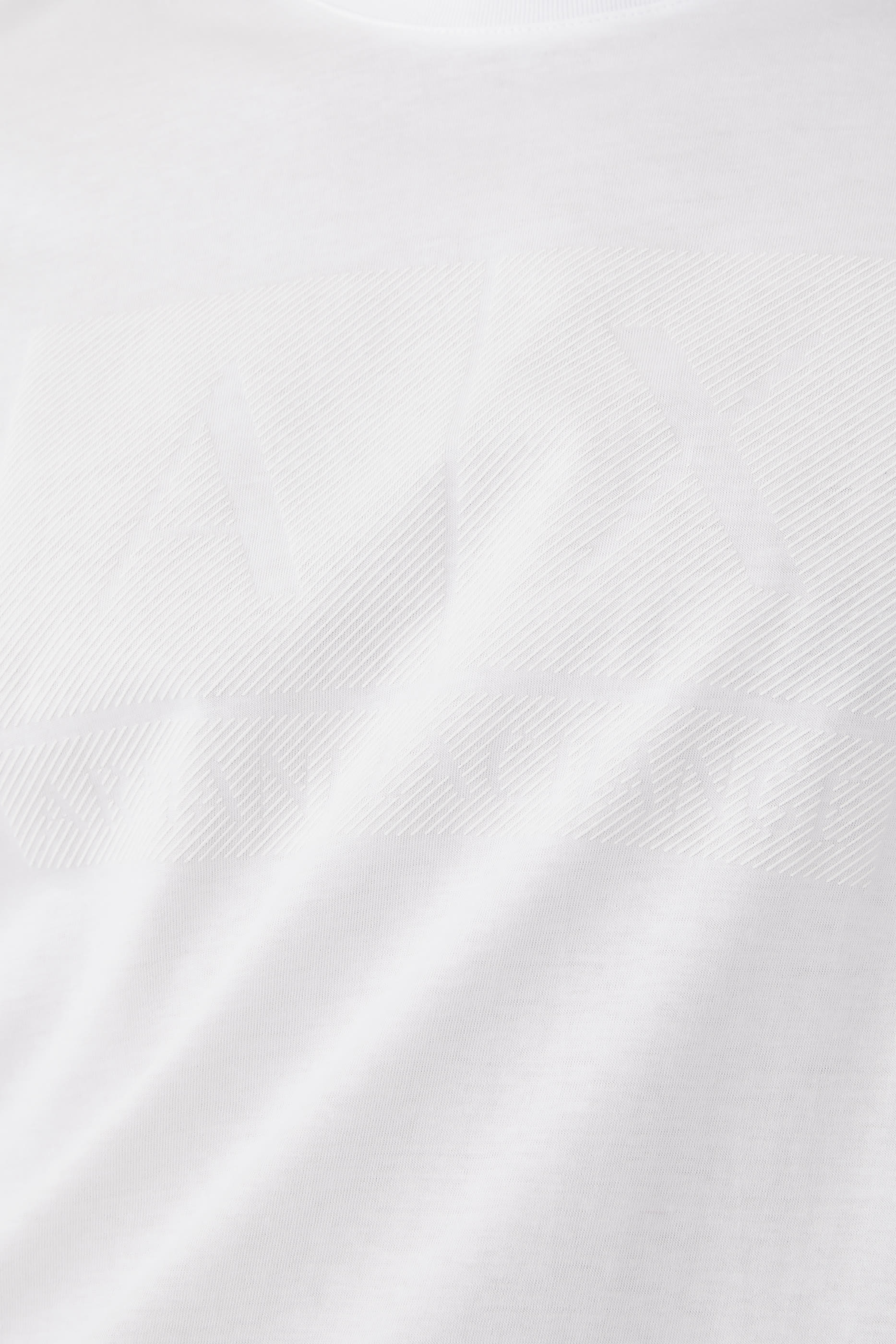 تيشيرت سامر بقصة عادية بياقة ضيقة