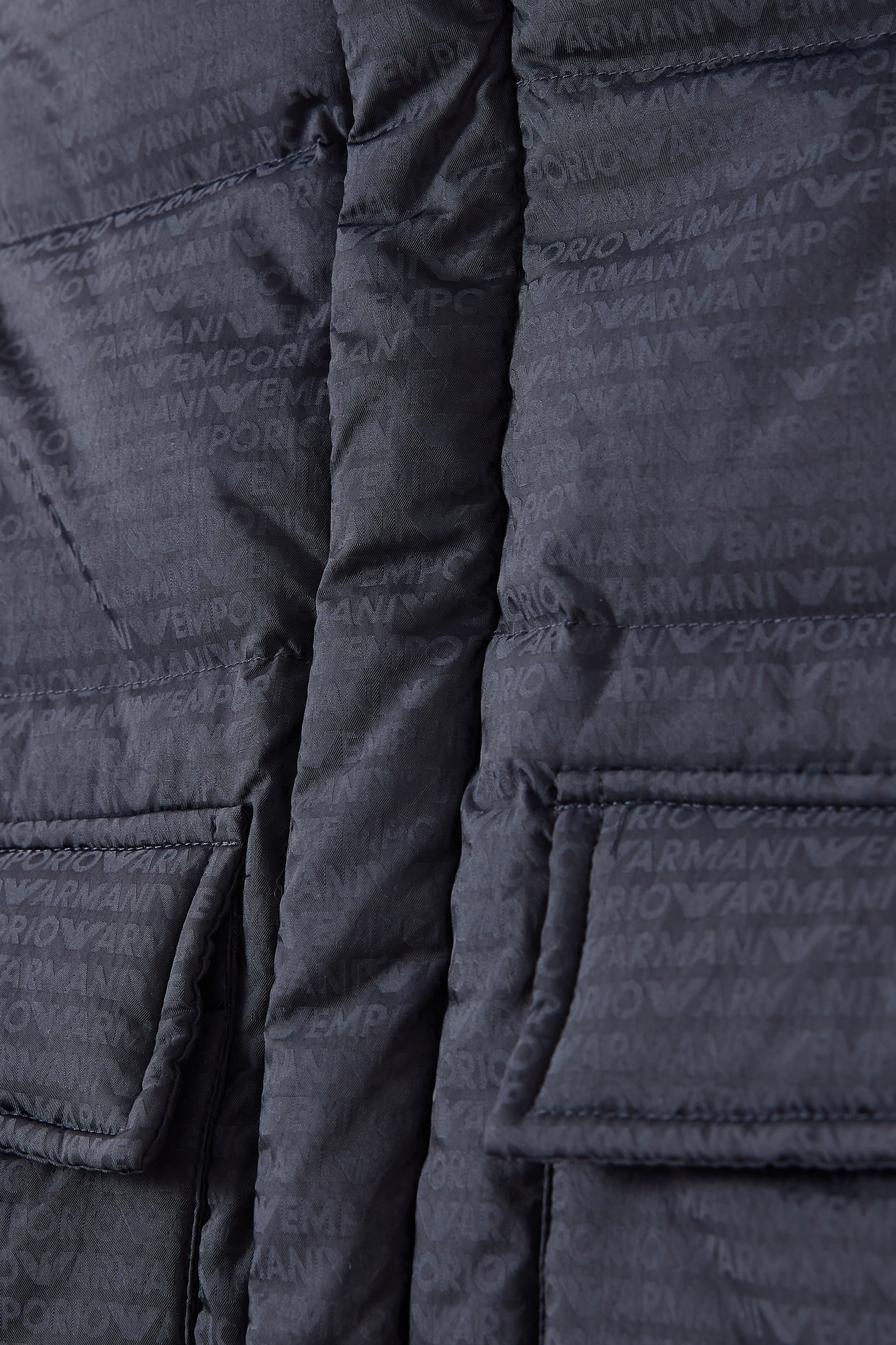 جاكيت بغطاء رأس وشعار الماركة للأطفال