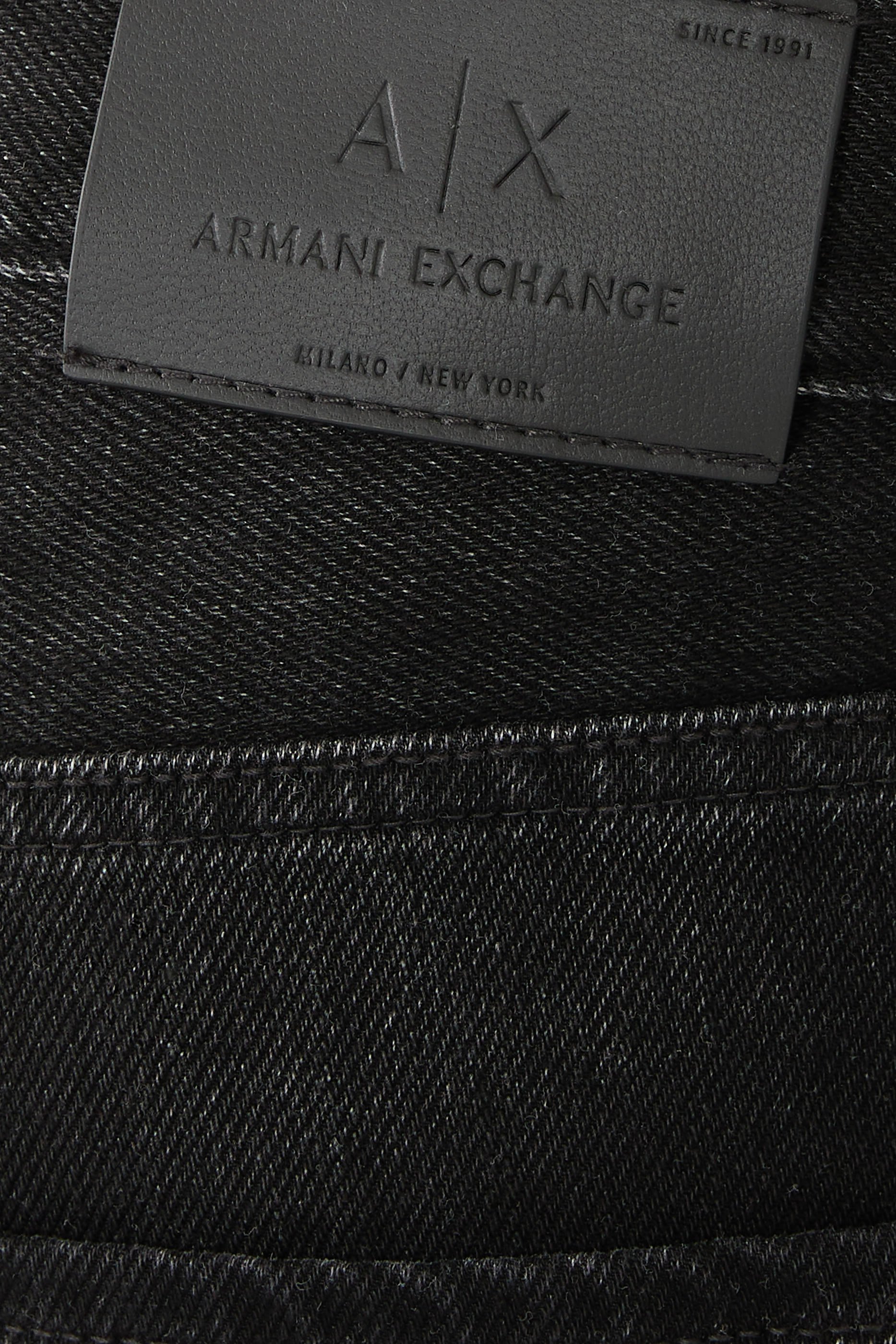 بنطال جينز بقصة ضيقة وخمس جيوب دنيم