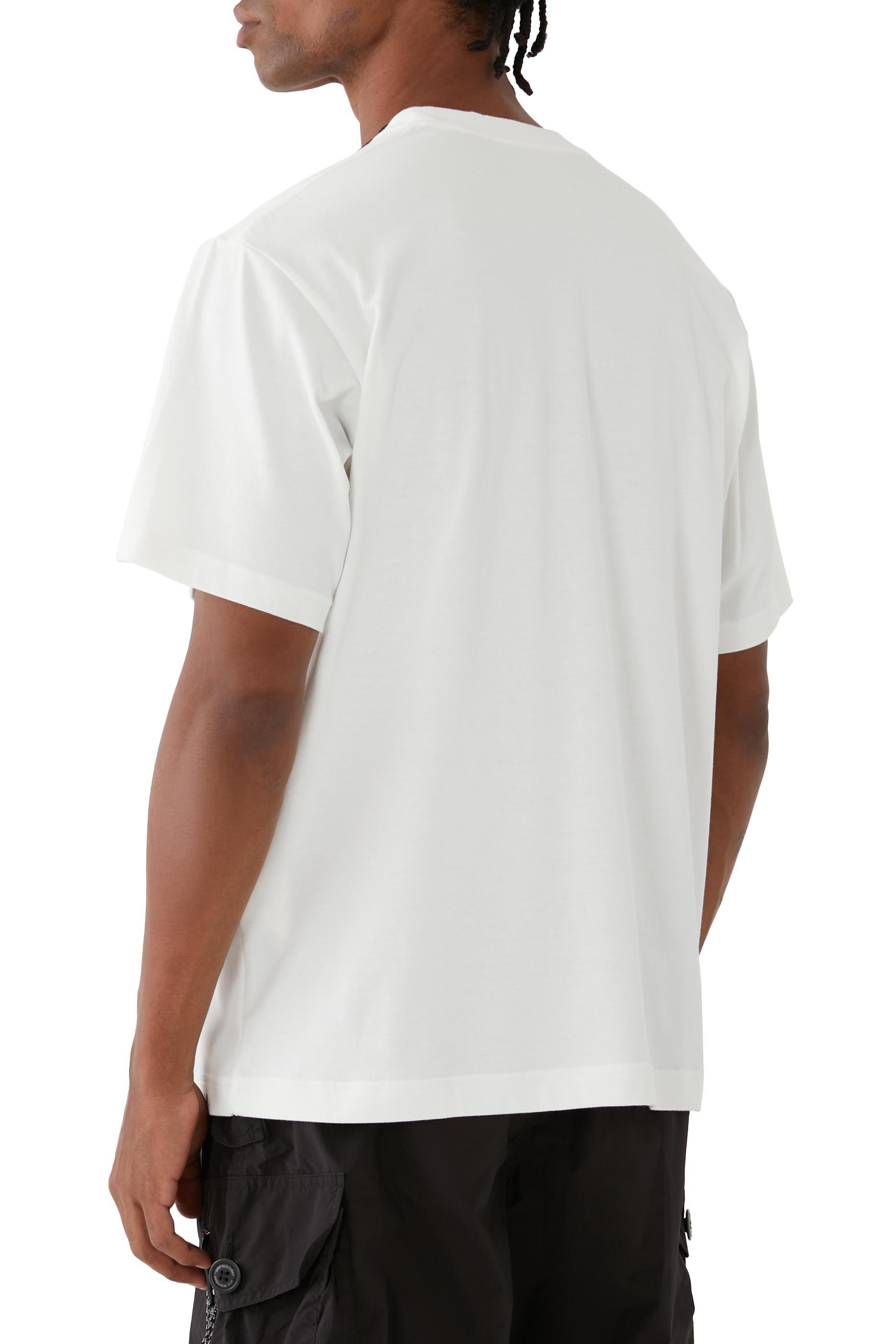 تيشيرت بأكمام قصيرة بشعار الماركة