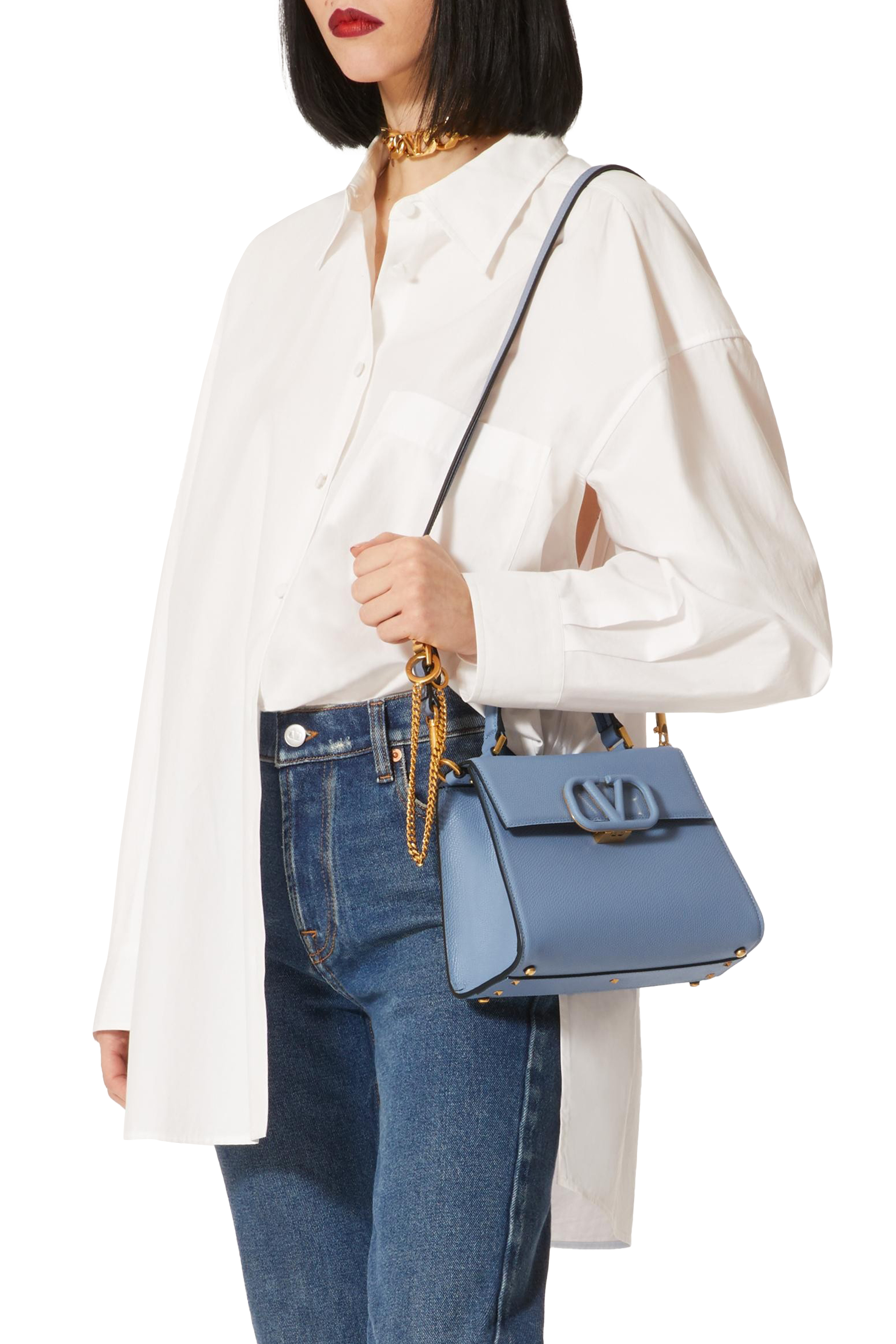 حقيبة صغيرة بيد علوية وشعار V