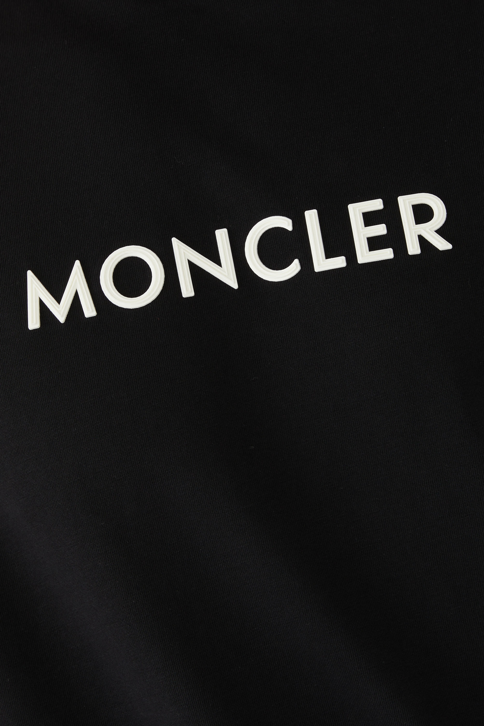 تيشيرت بأكمام قصيرة وشعار الماركة