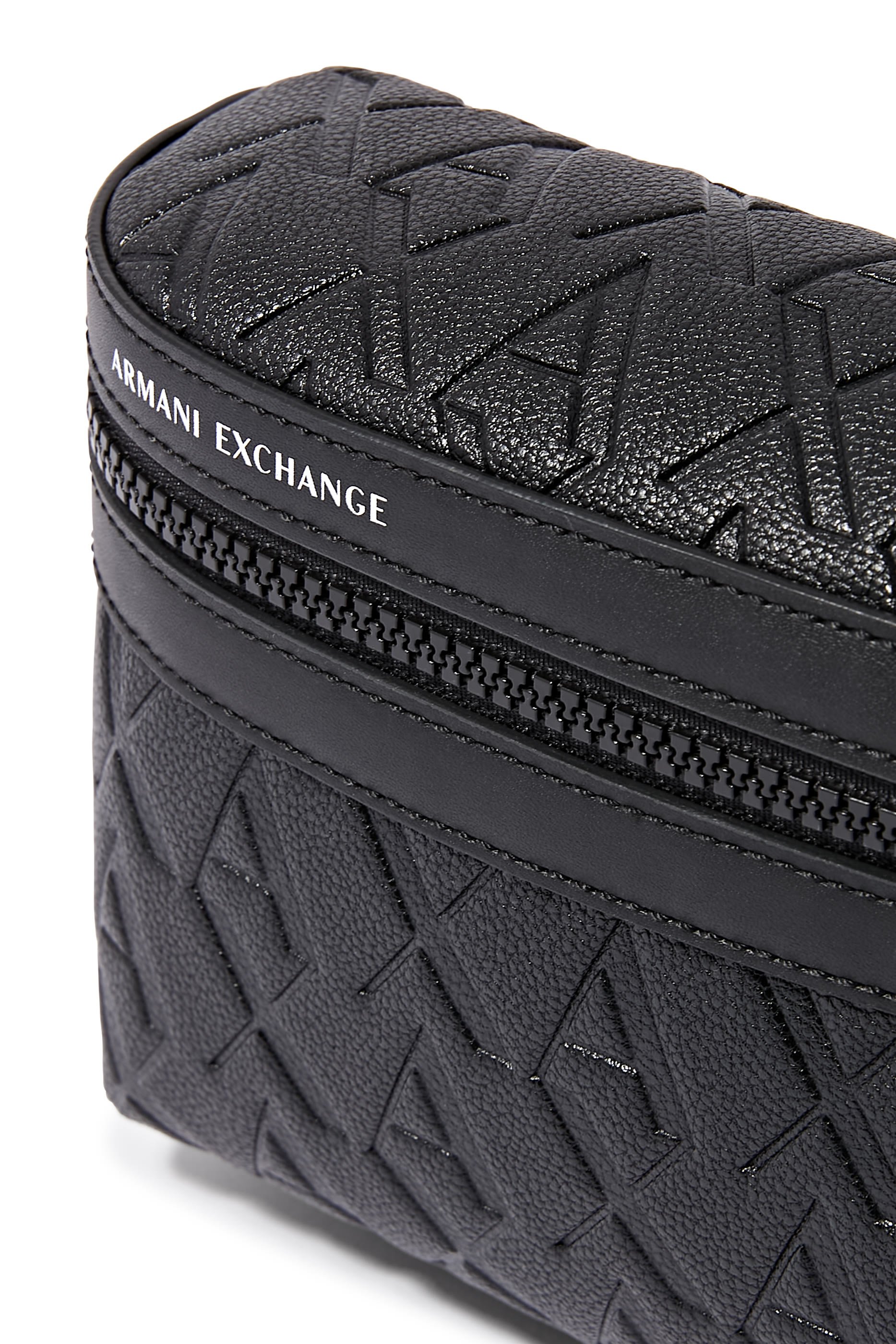 حقيبة بحزام وشعار الماركة بالكامل