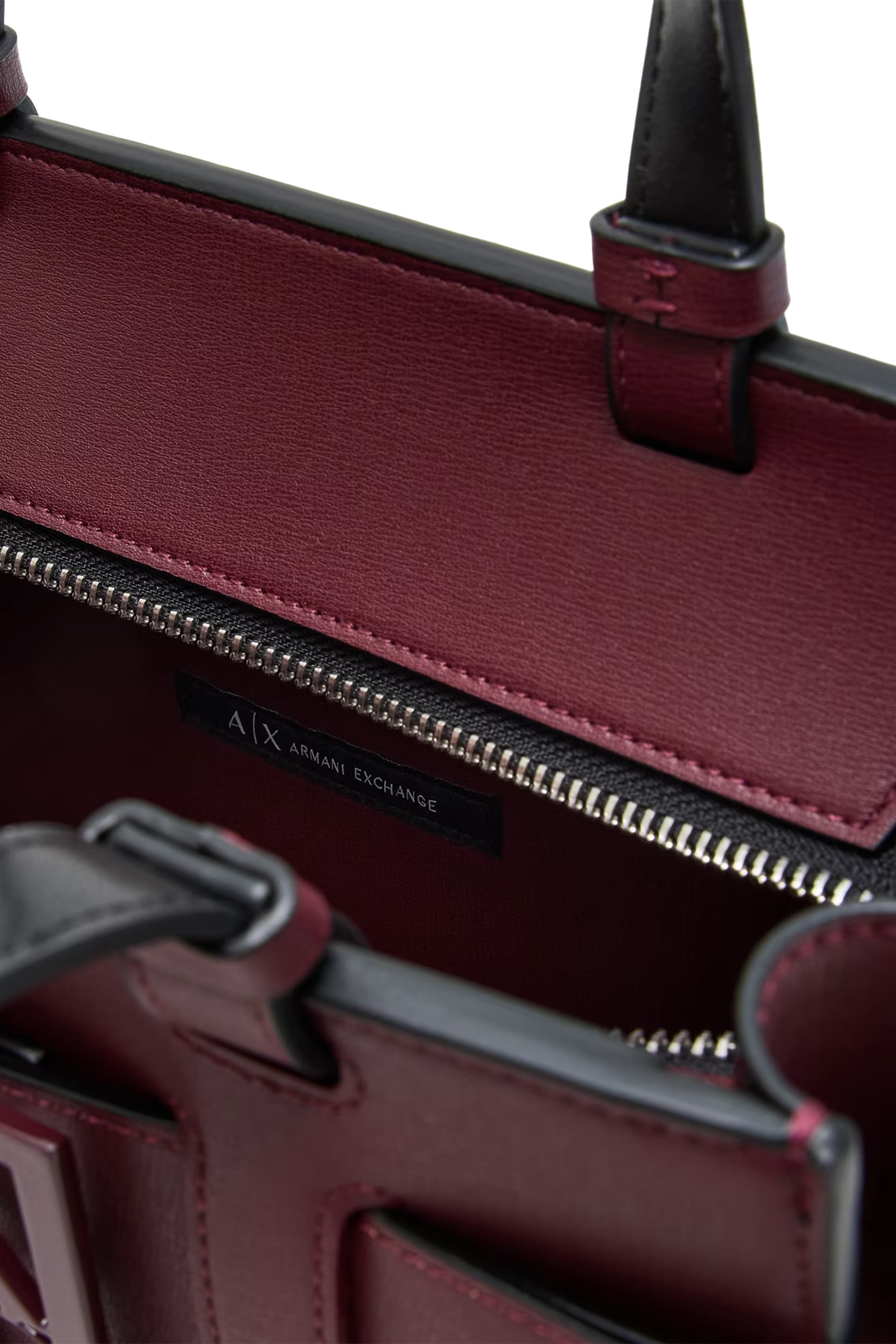 حقيبة يد مزينة بشعار الماركة