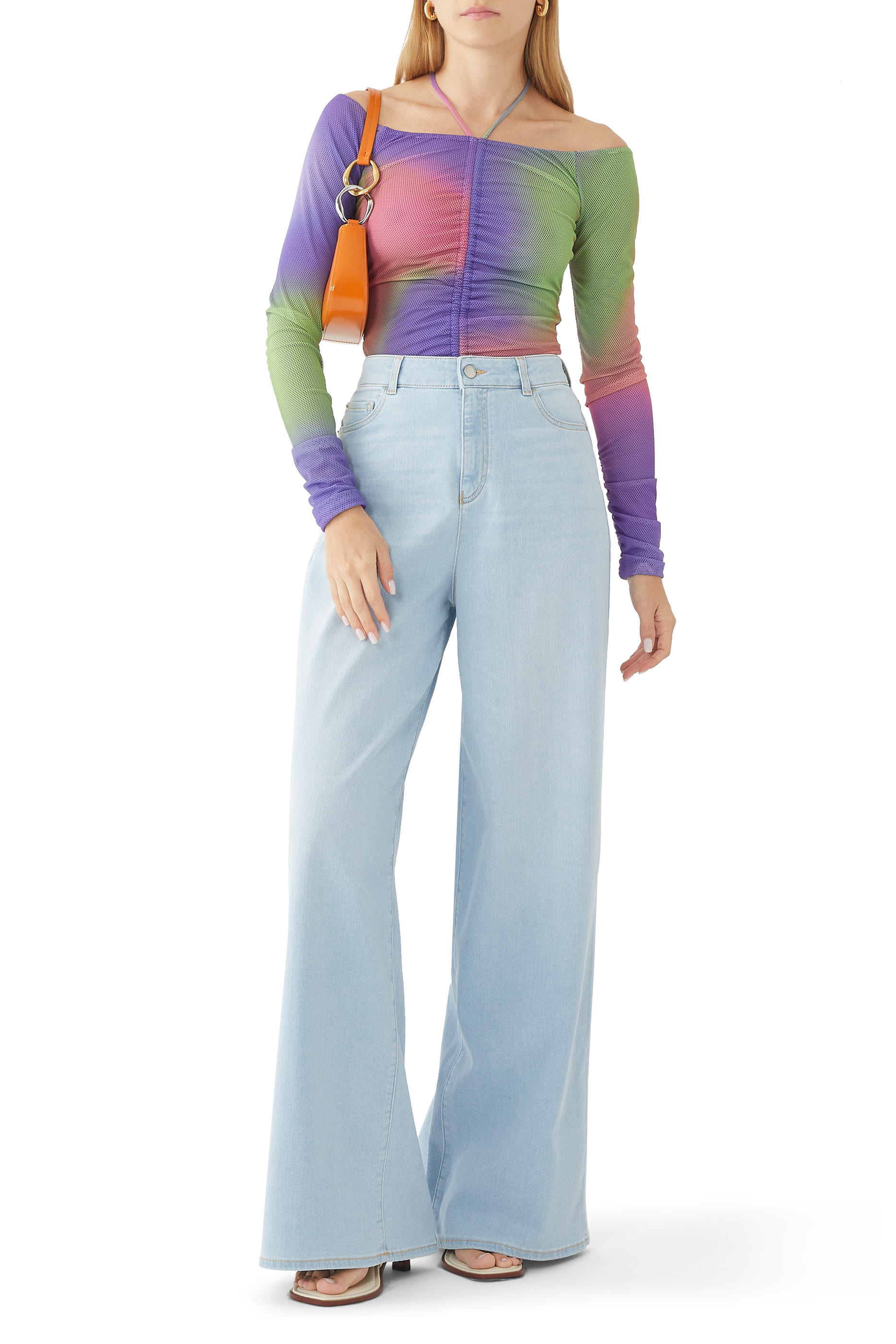 بنطال جينز بقصة ساق واسعة