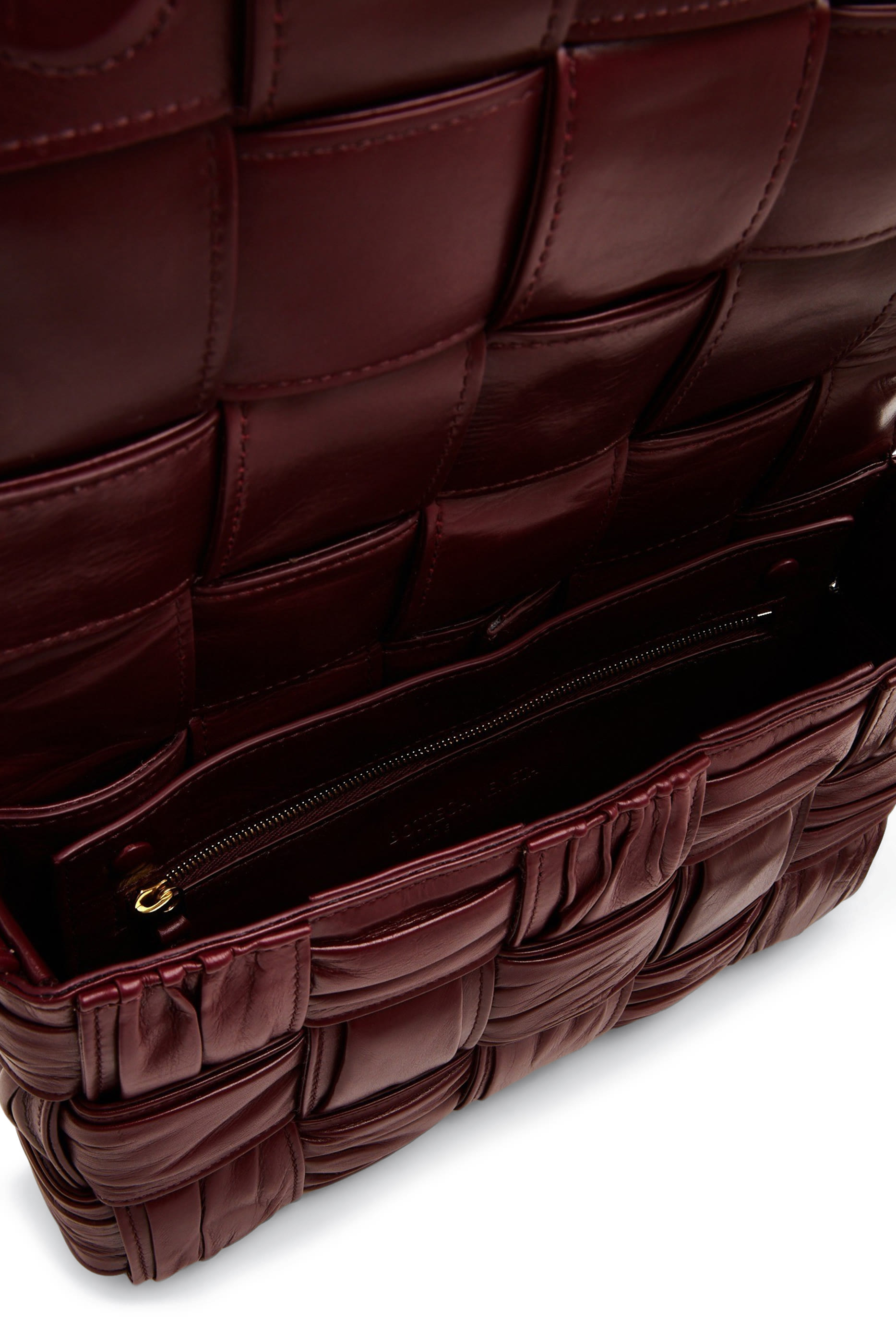 حقيبة كاسيت بتصميم مجدول بطيات