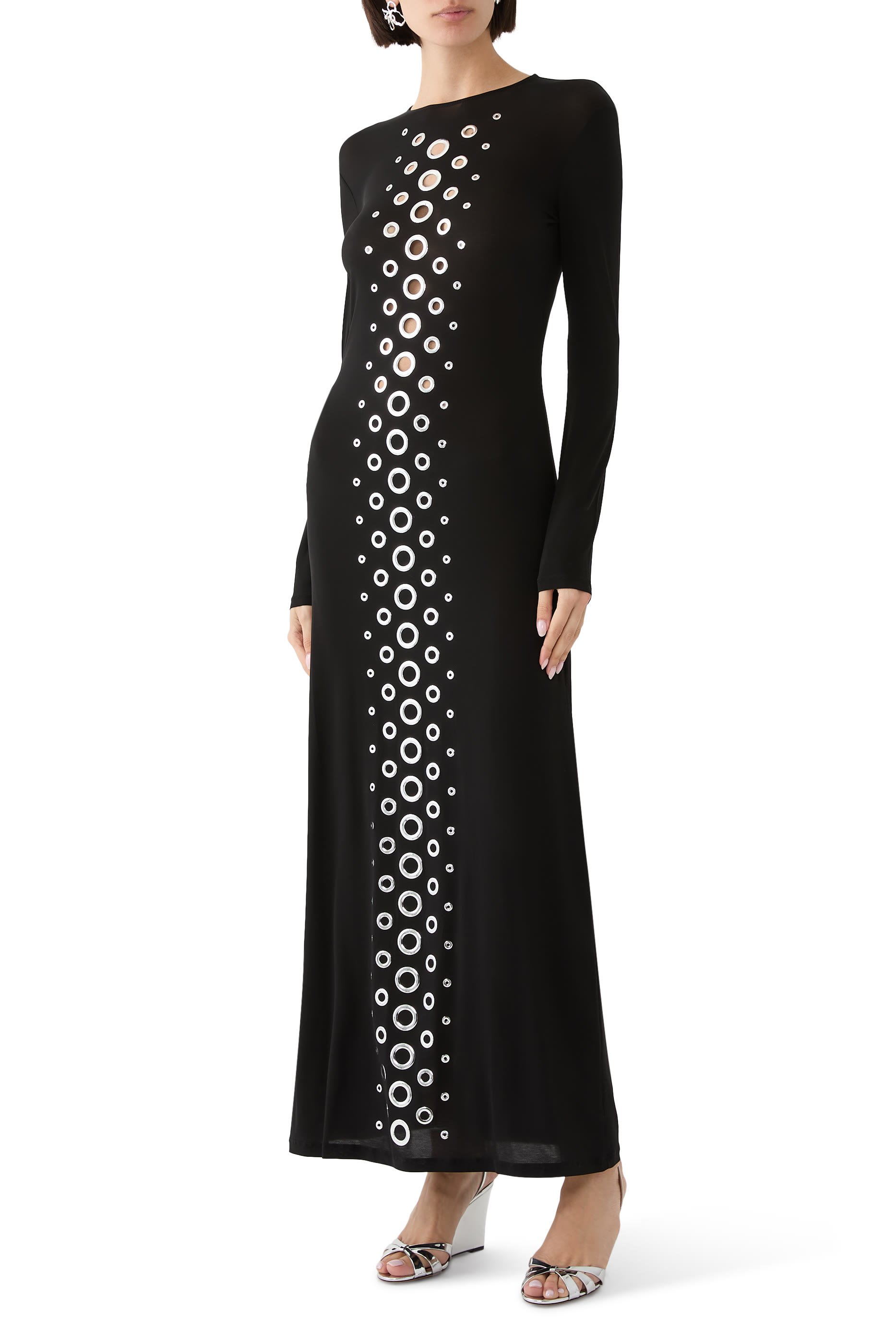 فستان طويل بحلقات فضية