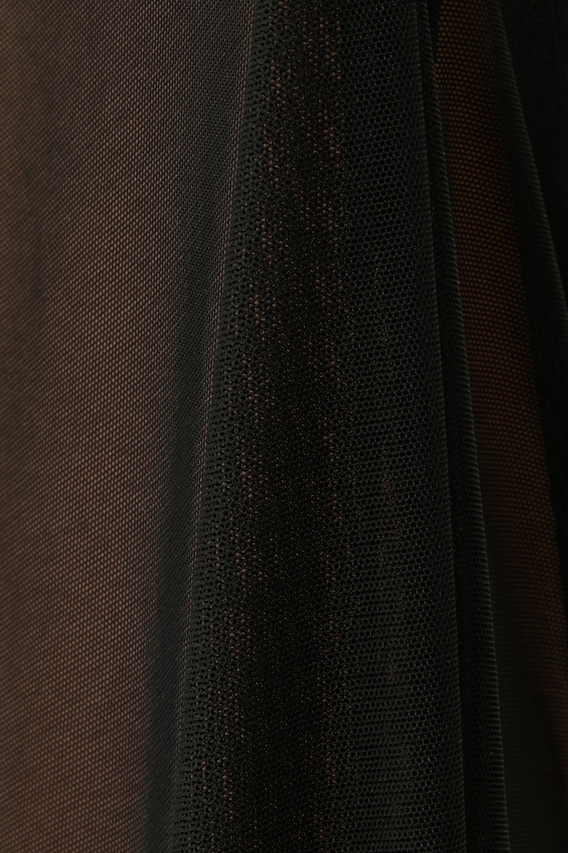 بنطال بطيات وتصميم مستوحى من الألبسة الرجالية