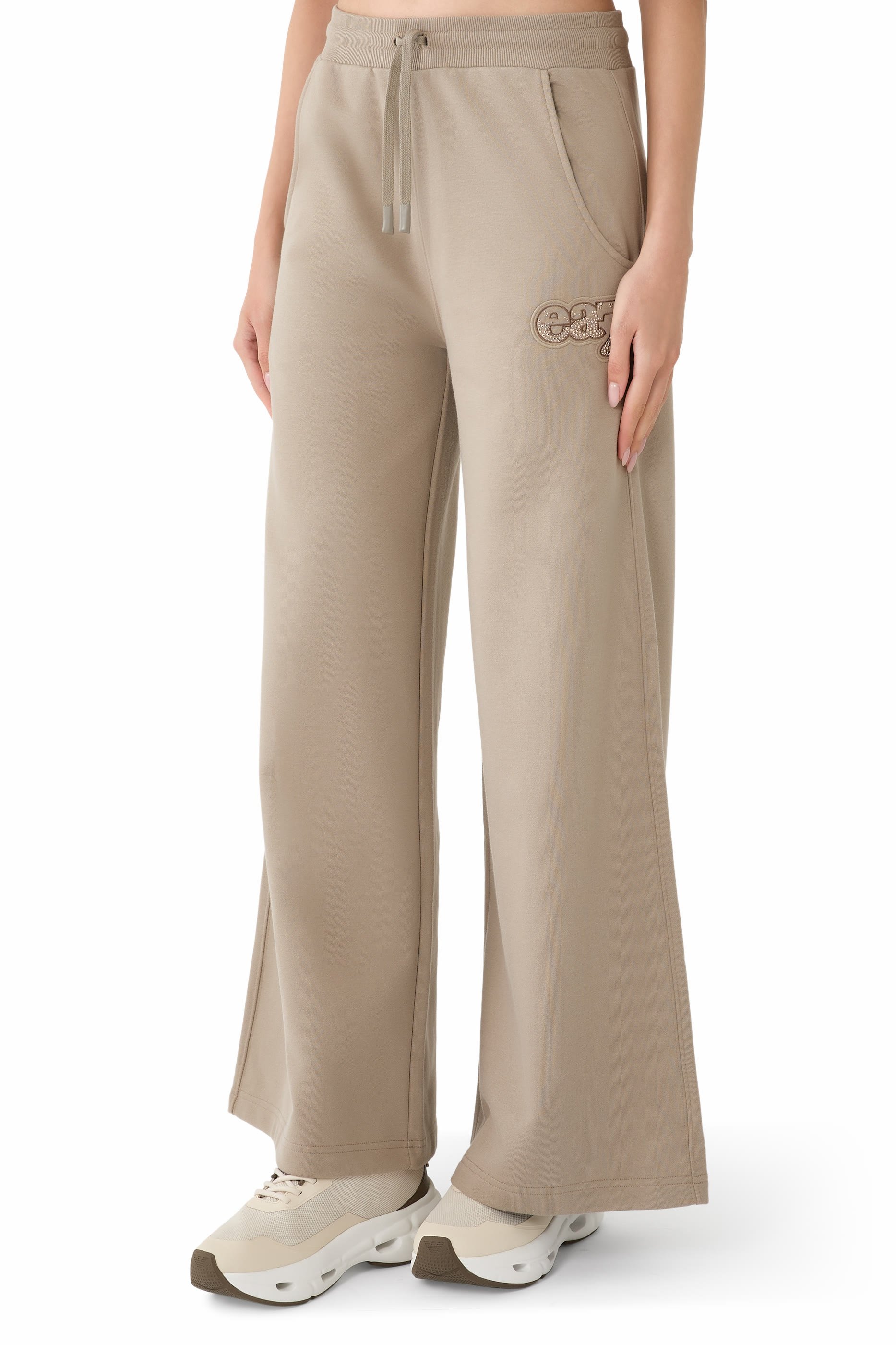 بنطال بشعار الماركة