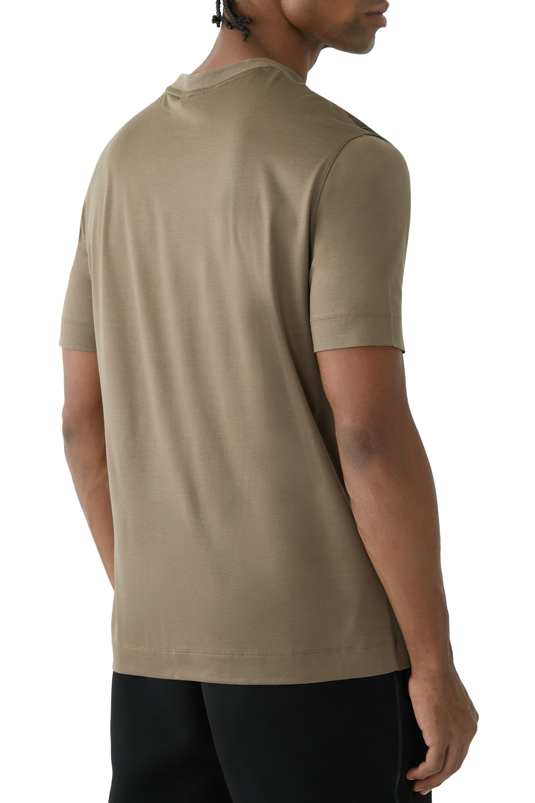 تيشيرت بأكمام قصيرة وشعار الماركة