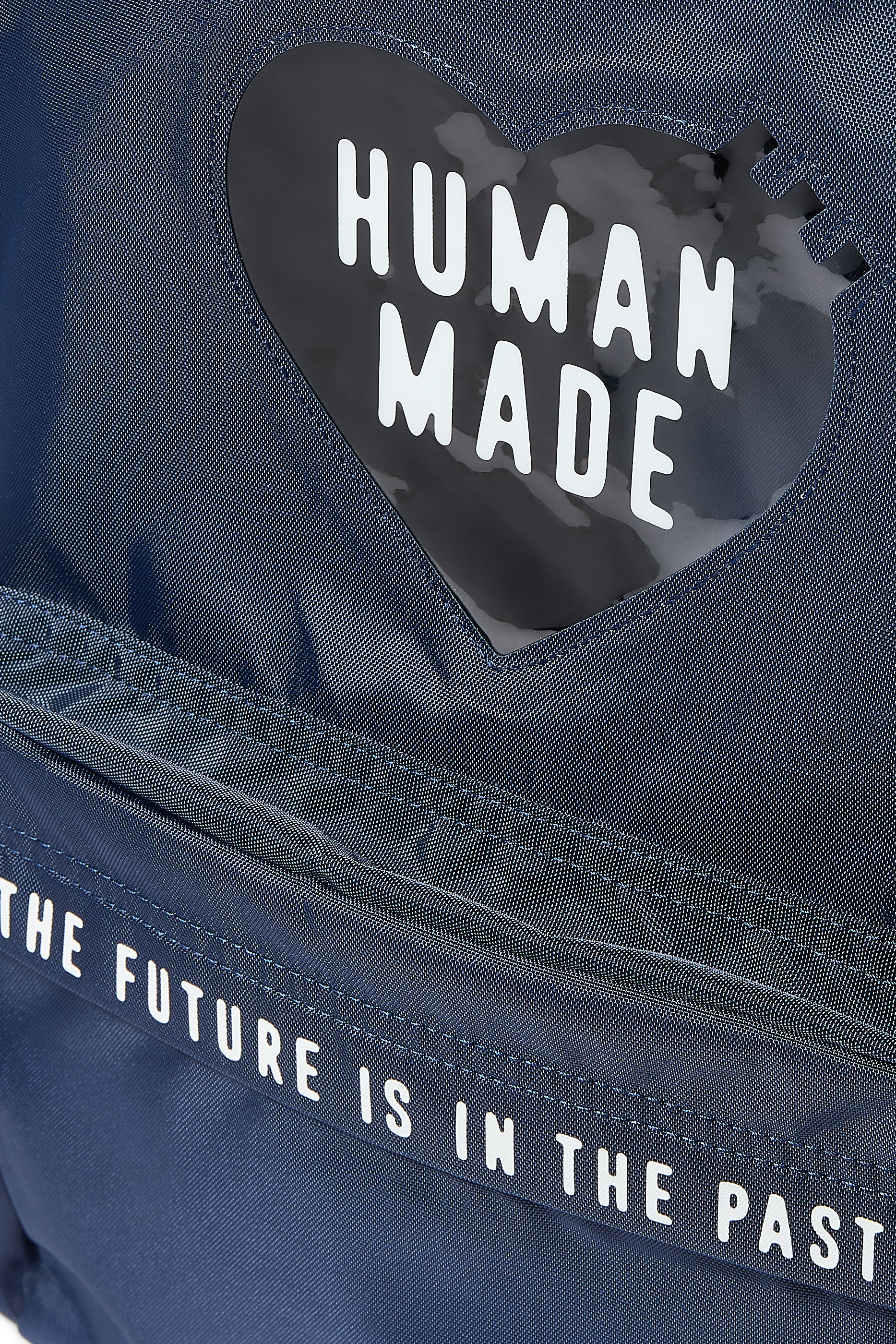 حقيبة ظهر بشعار الماركة