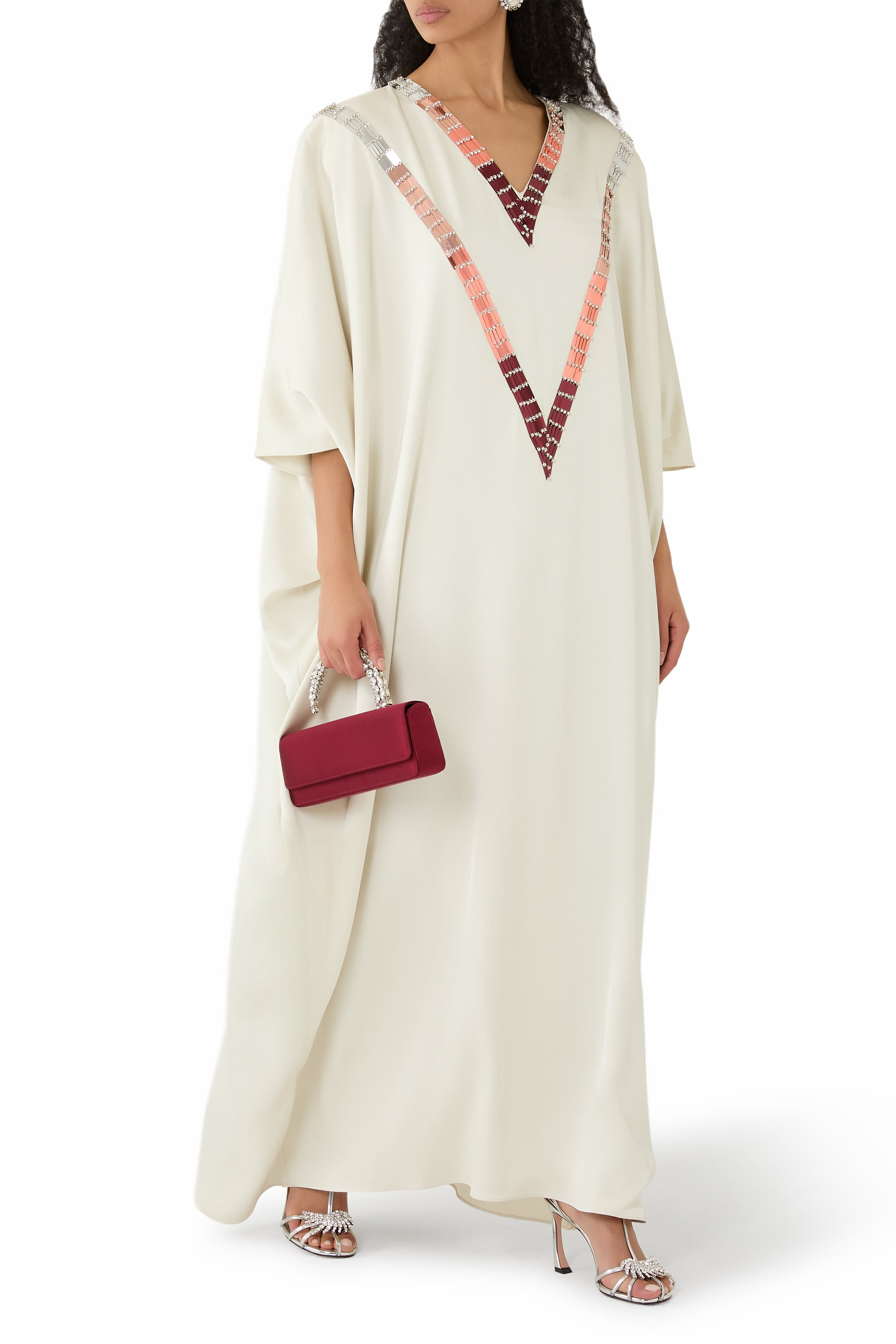 قفطان بياقة V وتطريزات