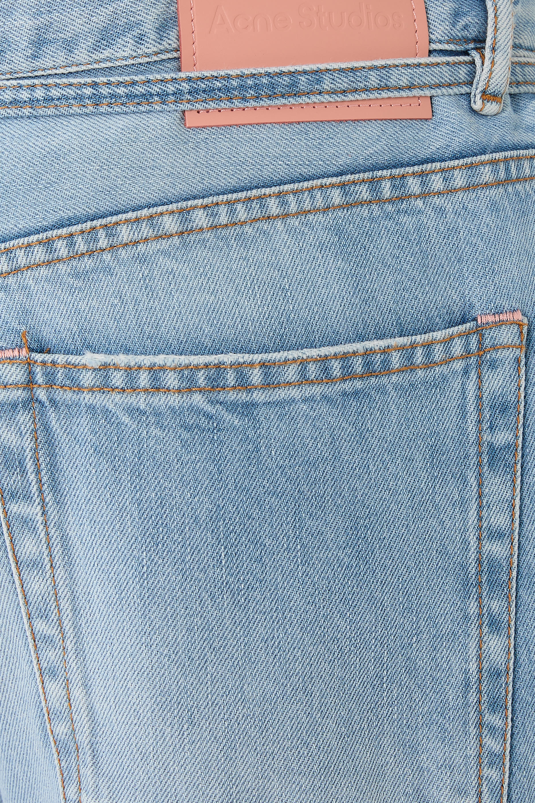 بنطال جينز بقصة واسعة