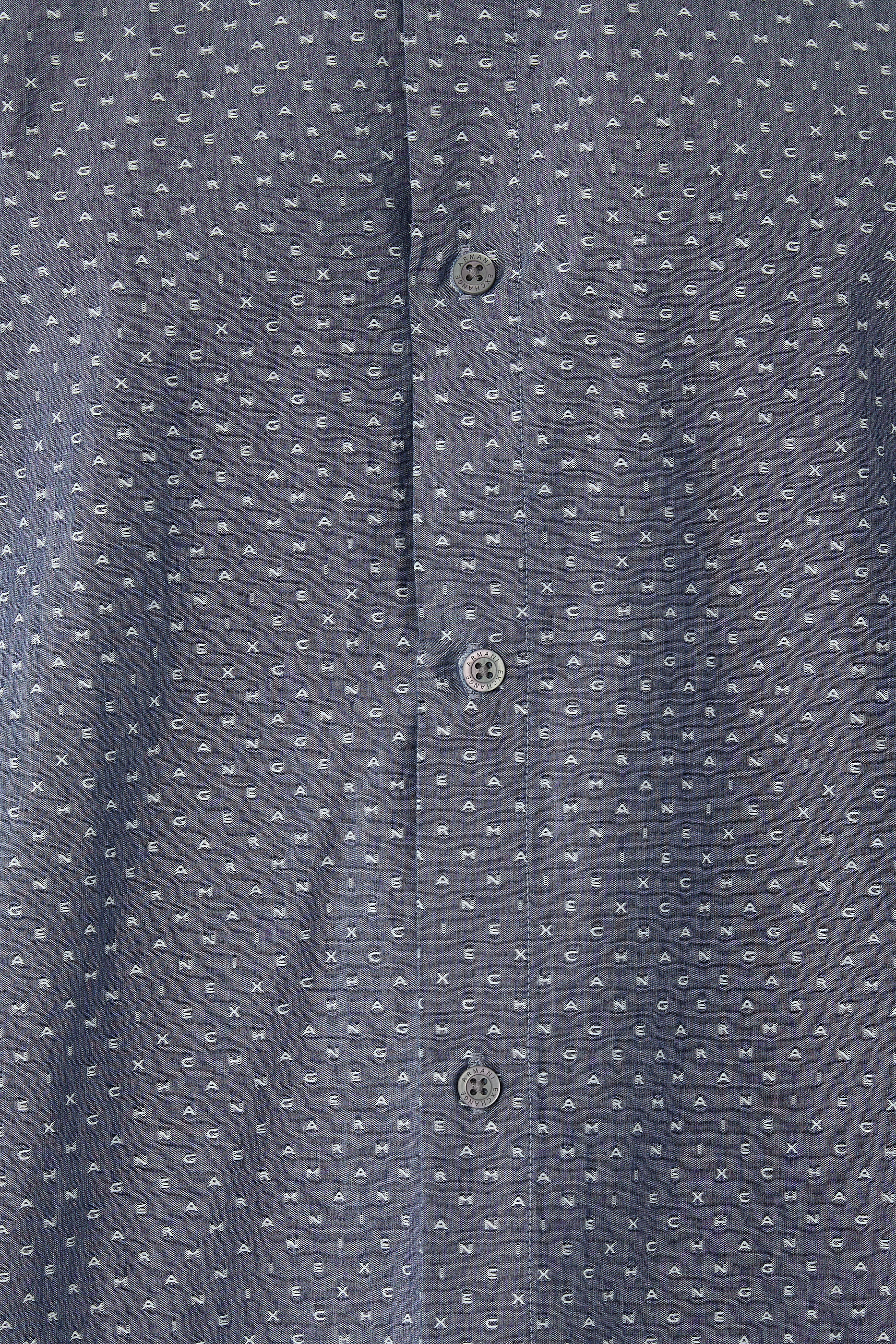 قميص بأكمام طويلة وشعار الماركة