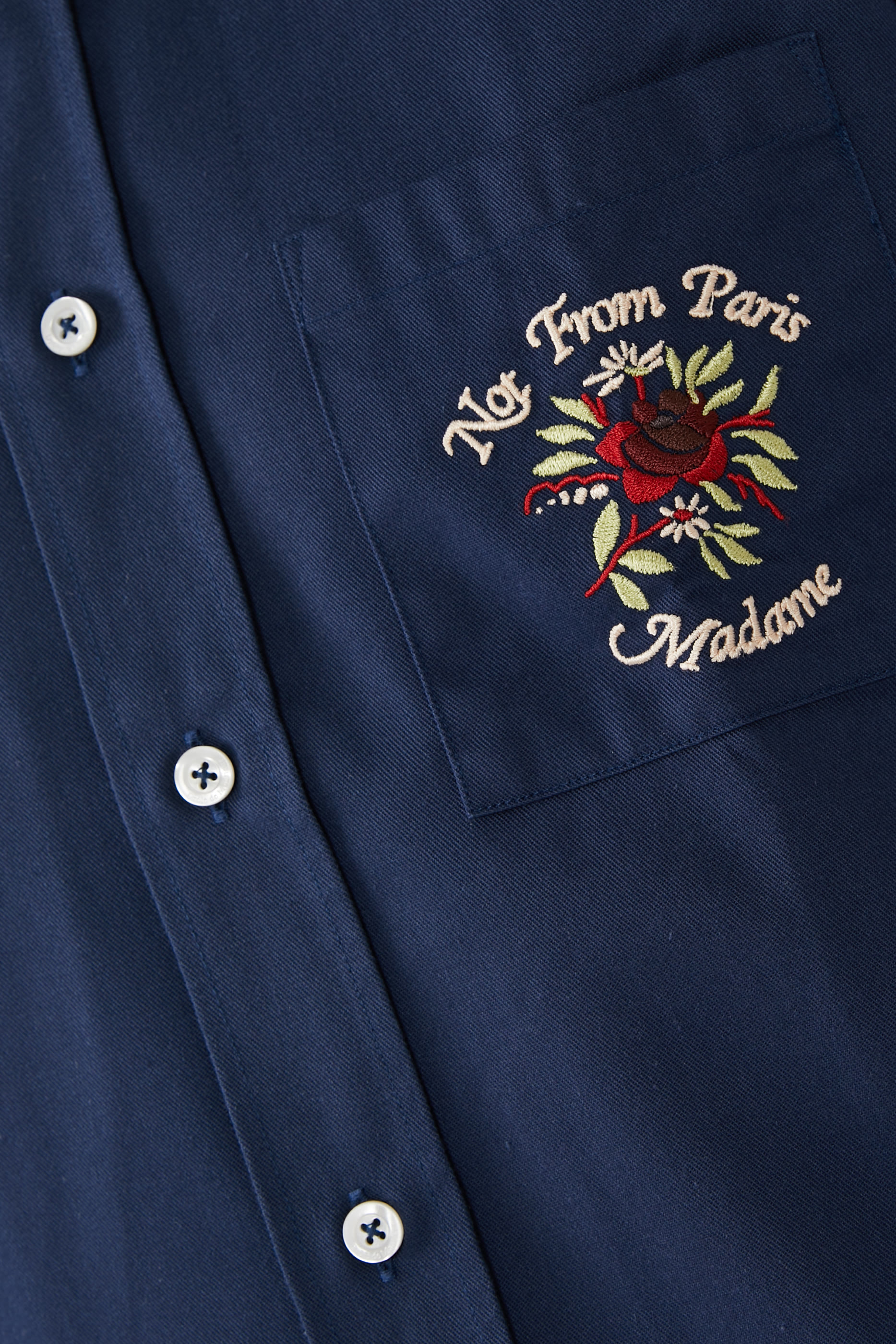 قميص بشعار الماركة