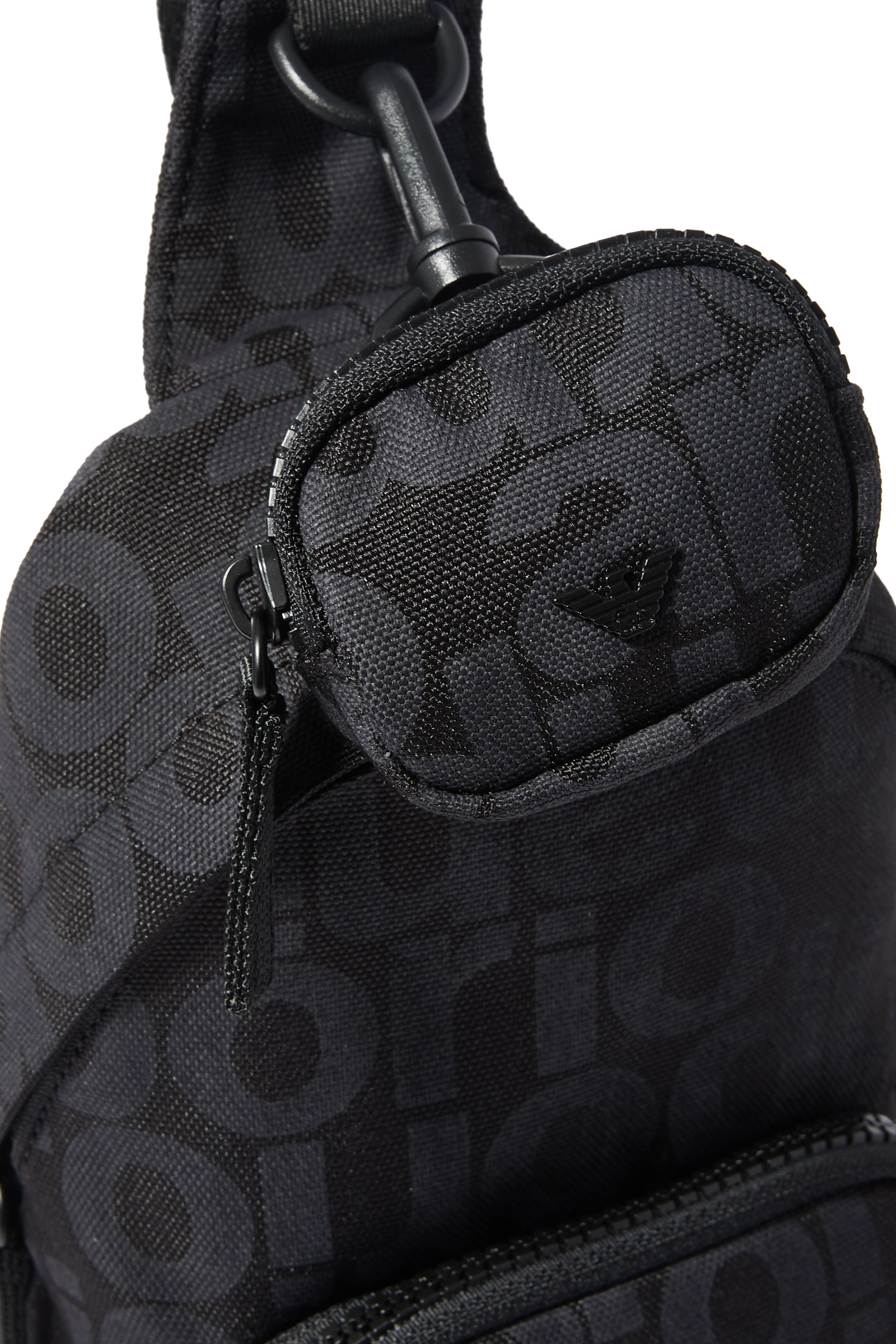 حقيبة كروس بطبعة شعار الماركة بالكامل مع حقيبة صغيرة قابلة للفصل باستخدام مشبك للأطفال